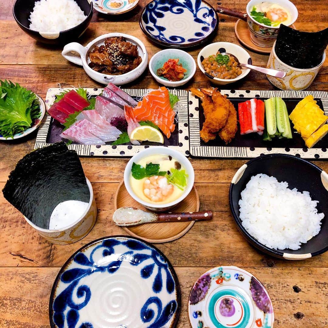 chaako ちゃあこのインスタグラム：「2021.2.20 * * 今日の晩御飯٩(๑❛ᴗ❛๑)۶ * ＊手巻き寿司 お刺身5種、焼肉、出汁巻き卵、胡瓜、 海老フライ、カニカマ、納豆、キムチ、大葉 ＊茶碗蒸し * でした(๑´ڡ`๑) * 今日買い物に行ったら、綺麗なお刺身が特売だったので、手巻き寿司にしました。 * 旦那希望のお肉も、私希望の海老フライもちゃんと用意して♡ * 手巻き寿司にすると、ついついごはんを食べ過ぎちゃうので、今日は個別にそれぞれの量を入れて。これだと食べ過ぎ予防になりました(* ´艸｀) * あと、ちょこっと茶碗蒸し。 多分普通の量なんだけど(￣m￣*) 茶碗蒸し好きのうちで言うと、小さめ(笑) * でもこの伊藤聡信さんのお湯呑みで、茶碗蒸しを作ってみたくて(*≧∀≦) * 高台がしっかりあるから、蒸しやすかったー♡ そして可愛いかった♡ * * * 今日は気温が高くて外だと暑いくらいだったけど、家の中は寒い…。 * 今の家は東南の方角で、マンションの造り的に午後になるとリビングに日差しが入って来なくて(๑¯ω¯๑) * 諫早の時は南向きの角部屋で、住んでたマンションを遮る様な建物が周りに無かったので、リビングは冬でも暖かいくらいだったんですけど、今のマンションは本当に本当に寒い( ꒪Д꒪) * 逆に夏は良いんだけど… 夏は夏で朝の日差しが凄くて(ﾉ∀｀) * 私はリビングが南向きのマンションが好きだなーって話し(笑)(￣m￣*) * * *」