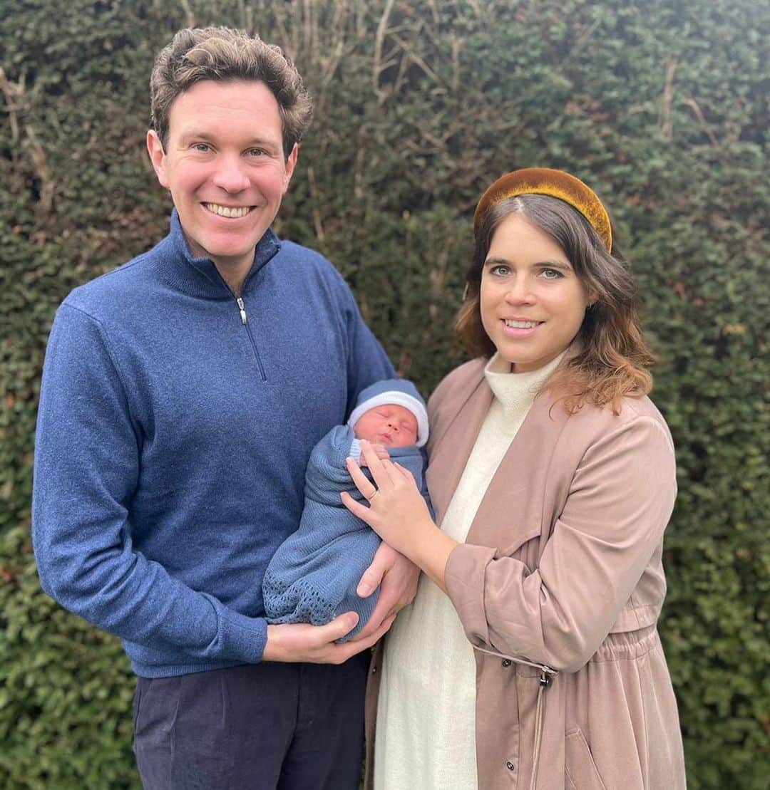ロイヤル・ファミリーのインスタグラム：「Her Royal Highness Princess Eugenie and Mr Jack Brooksbank have announced that they have named their son August Philip Hawke Brooksbank.   The couple have been touched by the well wishes they have received on the birth of their first child, and are delighted to share this first photograph as a family.  The photograph was taken by their midwife during a home visit.」