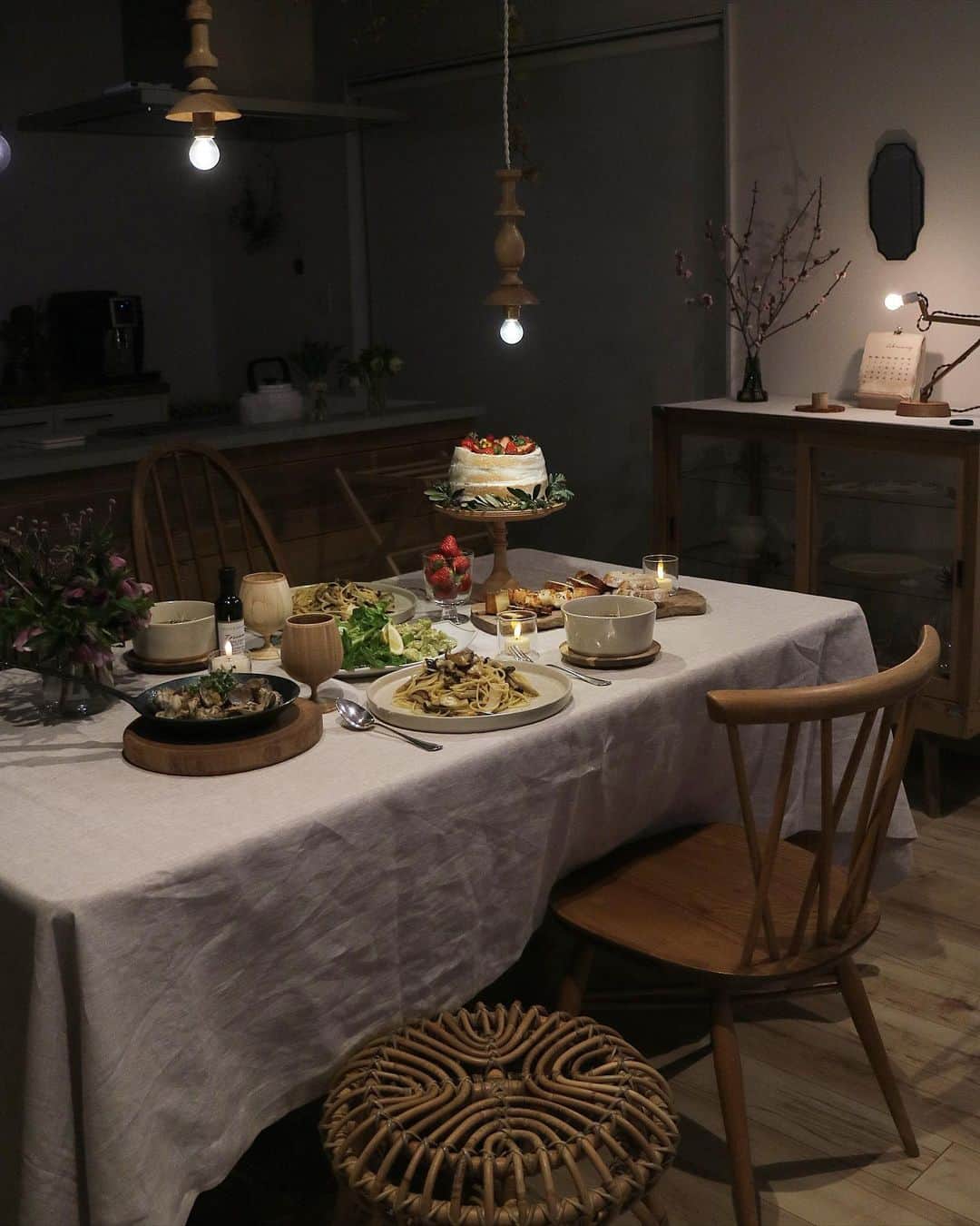 shihoさんのインスタグラム写真 - (shihoInstagram)「結婚記念日 ※キノコたっぷりクリームパスタ ※アボカドサラダ ※アサリの酒蒸し ※春キャベツと根菜のスープ ※苺のネイキッドシフォンケーキ🎂  苺と生クリームたっぷり間にも  たまに喧嘩もあるけど 楽しい毎日をありがとう  この先まだ長くて いろんなことがあるんだろうけど 生まれ変わってもまた 共に生きたい  4年目も穏やかに  石のような質感のディナープレートとスープボウル ひなたライフさんにて  5000円以上のお買物で使える 10％OFFクーポン 4ho110510 （2021年2/28まで） 良かったらお使いください #結婚記念日#ネイキッドケーキ#手作りケーキ#おうちカフェ#いちご#いちごのケーキ#コンポート#ffコンポート#okeeffefurniture#マイホーム#日々#日々のくらし#日々#日々のくらし#daily#おうち#暮らしを愉しむ#丁寧に暮らす#暮らしを整える#ひなたライフ#ひなたライフスタイル」2月20日 19時55分 - 4ho1105