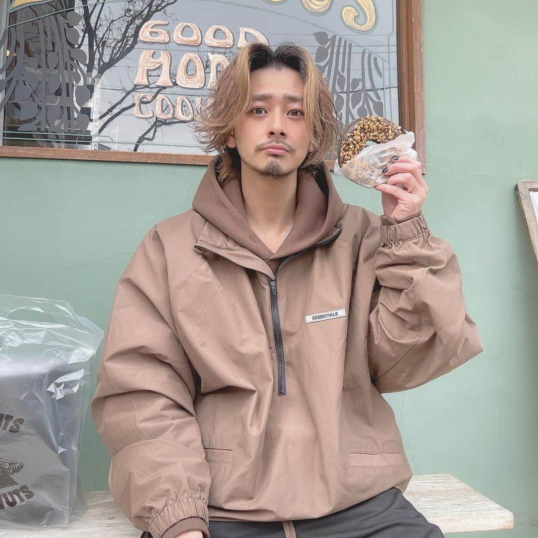加代憲康のインスタグラム：「🍩🍩🍩🍩🍩 3月2回目のご予約開放 🕘21時からです。 よろしくお願いします！  secret colorのおかげで今では全国からお客様が来て頂いてます。コロナの影響もありなかなか会えないお客様が多くいらっしゃることが本当に残念です。  早く皆さんに会えることを願いながら、タブーケイでは引き続きコロナ対策していきます。  タブーケイの滞在時間はカットカラーで 1時間〜1時間半です。  感染リスクが少しでも軽くなるようにスタッフ一同気をつけていきますのでよろしくお願いします。  明日はお昼までサロンワークです。 夜はsecret colorセミナーin福岡🚅💨 みなさん、よろしくお願いします。  全国にsecret colorを届けます。」