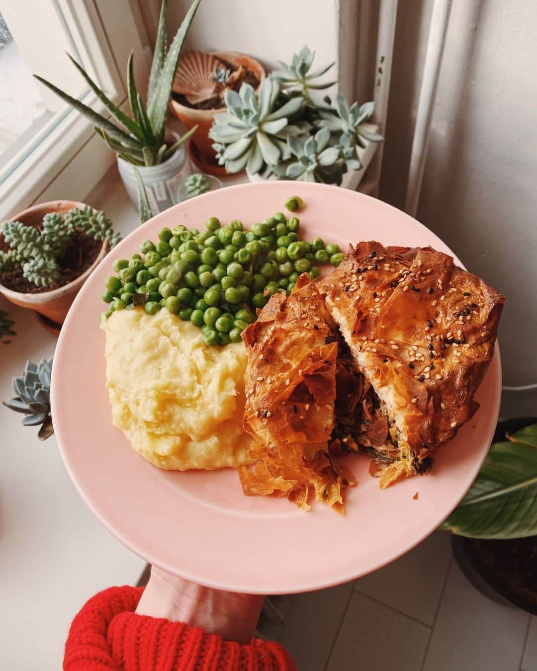 STIL IN BERLINのインスタグラム：「I've had a pie week! Picked up two pie lunches, one from @twotrickponyberlin with butternut squash, spinach, feta, currant & baharat (on the red plate) and one from @st.bart.pub with spinach, chard & feta (the pink plate) – plus mashed potatoes and peas to make it a meal. Heated both of them up at home, and honestly, they were both really good! Crispy pastry, juicy filling with enough bite, good flavour combinations. I don't think I've had a pie, mash and peas lunch before, and now, well, I'm hooked! Also because it's quite well suited for takeaway. Can recommend.」