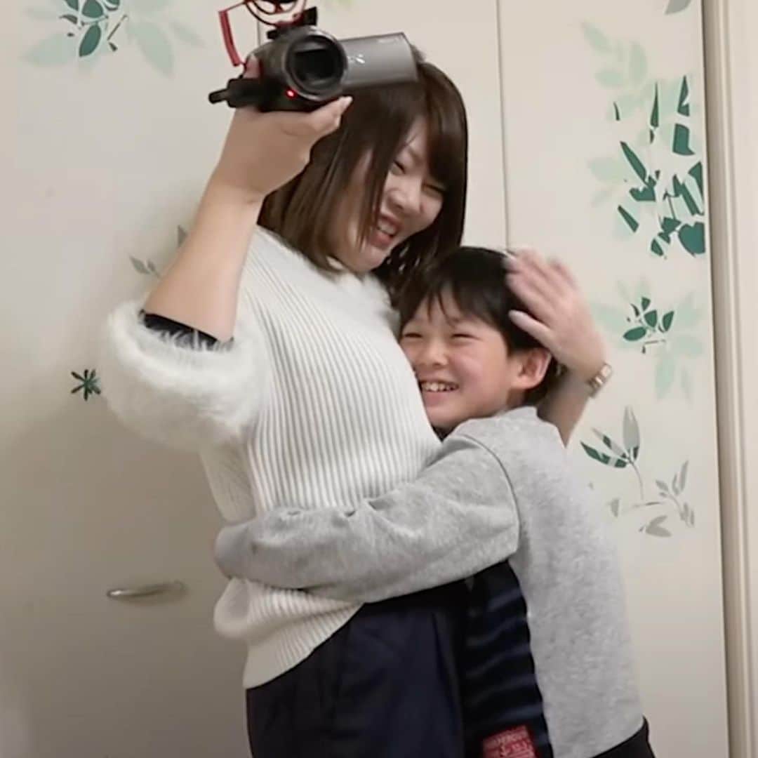 ブラザー4チャンネルのインスタグラム：「今日の動画で ママからのプレゼントをもらって嬉しさ大爆発の２人♡  これでゲーム実況やっていきまーす✨  #ブラザー4  #YouTube #プレゼント  #大喜び  #親子  #ps5  #ドッキリ #サプライズ  #あっくん  #だいちゃん」