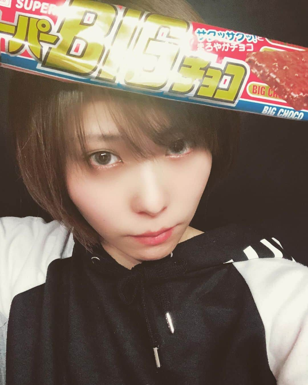 塚田綾佳さんのインスタグラム写真 - (塚田綾佳Instagram)「#スーパーBIGチョコ でカッコつけてみた😎😎😎 ・ ・ #インスタグラビア #男顔  #girl 　#ショートカット女子 #泳衣系列  #shooting #셀카 #미소녀 #일본인 #非常好 #摄影 #塚田綾佳」2月20日 19時50分 - tsukada_ayaka