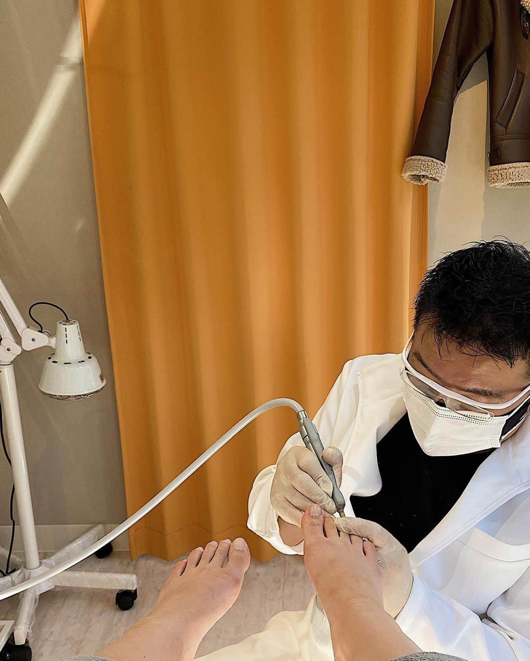 Yuuki mimuraさんのインスタグラム写真 - (Yuuki mimuraInstagram)「👣“  自分でなかなか本格的にケアするのが難しい、 足元のケアはプロに任せるのが1番✨ ということを実感したのが  @foot.beauty.salon.umlaut 様での 『フットケアプレミアムコース』✨  できたばかりのサロンで 清潔感あふれる店内。 感染対策もしっかりされていて安心🍊  個室に入ると『歯医者さんみたい！？』  なんと歯医者さんが使う、 ドイツ製の椅子や器具を フットケアにも使うそうです。  フットバス🛁に入って 足も気分もほぐしてもらって ケアスタート💨  本当に歯医者さんの歯を削るような機械で 角質を取っていきます👣 ぜんぜん痛くはないです🤤 むしろ心地よくて眠ってしまいそう…😪💭 (というか寝た💤)  いろんな種類のクリームを使って かなり入念にしてもらいましたっ  わたしあんまりヒールも履かないし そんなに酷使してるつもりはなかったんだけど 多分骨盤が開いてるから 歩き方が脚の外側に負荷をかけてるみたいで 小指側の皮膚が硬くなってるみたいでした💦 その辺も説明してもらいながら 重点的に削ってもらい さらにネイルのケアもしてもらいました。 最後に金箔入り(！)のパックをしてもらって マッサージで終了なんだけど、、、  見た感じだけで 艶感がまず違う…！✨✨ これはやばい予感…💕と思って あし全体を触ってみたら これは自分のあしなの！！？って 衝撃を受けるほどの ちゅるんちゅるんの手触り…！！👶🏻🤍“  特にかかと。 自分でも軽石で削ったりクリームとかで ケアしてたつもりだけど 全く違う😂 なんだったんだ、今までのセルフケアは…  いやー、ここは是非色々な方に体験して欲しい🤯🤯  しかも場所が今アツイ蔵前っていうところもいいよね✨  ここでケアしてもらってリラックスしたら 帰りにおしゃれなカフェでスイーツを楽しんで… 雑貨屋さんを見て帰る…なんてのは どうですか？？(わたしも実際そんな感じでした笑)  蔵前の駅から歩いてすぐです🚶🏽‍♀️ 是非チェックしてみてね🤍🤍🤍  #ウムラウト #蔵前フットケア #フットエステ #ネイルケア  #角質ケア #足裏ケア #かかとケア #足つめケア #ネイル #pr #トリドリベース#蔵前#蔵前さんぽ  #ボディケア#ボディメンテナンス#エステ#美容#自分磨き」2月20日 19時54分 - u0829u