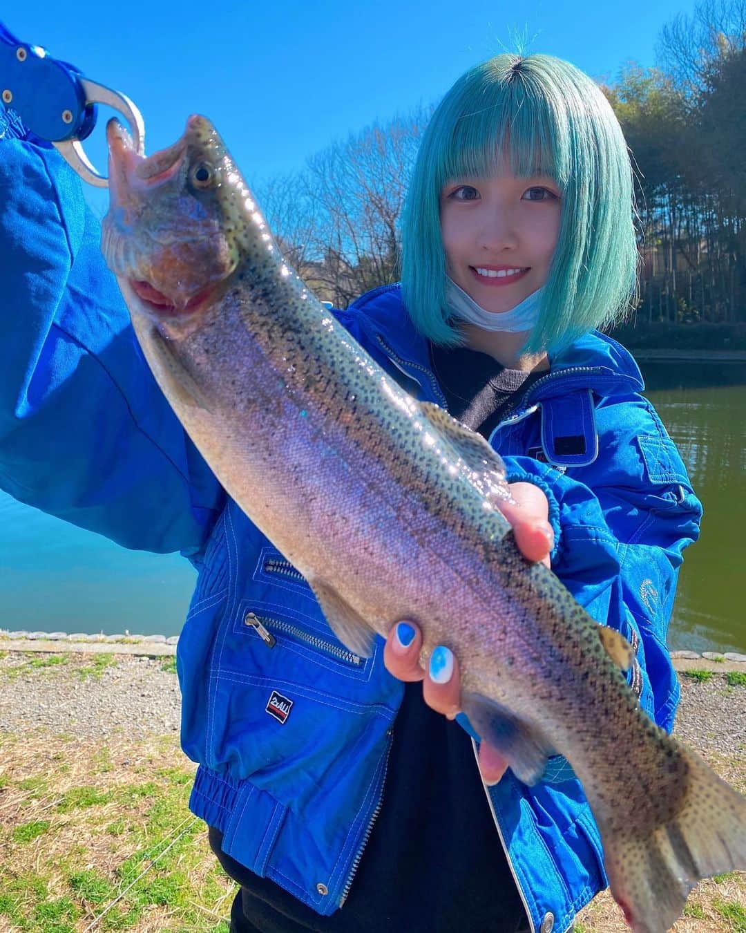 MAYUのインスタグラム：「． 今日は風が強かったので 海には出れませんでした…🌊 久しぶりに王禅寺に朝活🎣 わりとおっきいの釣れたさぁ」