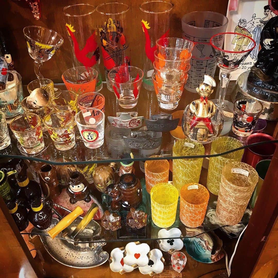 NUTTY Vintage&Collectibleのインスタグラム：「NUTTY DEPARTMENT STORE FLOOR 4 -kitchen ware & bar item  新しくなったNUTTYは品揃え豊富にVINTAGEアイテムが揃うデパートをイメージして8つのフロアにカテゴライズ FLOOR4ではBARグッズも大集合！  ゆったりお家飲みもお気に入りのグラスとアシュトレイがあればご機嫌な夜に🥃  キュートなバンビにスカンク、動物からラディッシュコンビまで。目が合えば連れて帰りたくなる愛おしいS&Pコーナーはこちらです💁‍♀️  自宅時間が楽しくなるポップなVINTAGEグッズショッピングをお楽しみください☕️  #franciscan #poppytrail #fireking #pyrex #vintagekitchenware #fifties  #vintagelamp #midcentury #nuttyvintage #vintageashtray  #フロアガイド #趣味雑貨 #インテリア雑貨  📰NEWS📰 NUTTYリニューアルに伴うお得な＜在庫処分セール＞FAMILY MARKETも好評開催中🎈  〜〜〜〜〜〜〜〜〜〜〜〜〜〜〜〜〜 NUTTY×NUTTY Little Room&Deco. presents 👨‍👩‍👧FAMILY MARKET👨‍👩‍👧 2/11(thu)~2/23(tue) 〜〜〜〜〜〜〜〜〜〜〜〜〜〜〜〜〜  ★LRD. ガーデンにてベビー&子供服、ユーズドウェアが¥1000/¥2000/¥3000 ★NUTTY店内にてヴィンテージウェア&ジュエリーが¥3000/¥4000/¥5000  🌀全て税込の均一価格🌀  〜〜〜〜〜〜〜〜〜〜〜〜〜〜〜〜〜  安心してお楽しみいただけますよう屋外にて開催（雨天中止の場合がございます） また、NUTTYではこまめに換気をしながら開催いたします。 ご来店時はマスクのご着用と手消毒のご協力をお願いいたします」