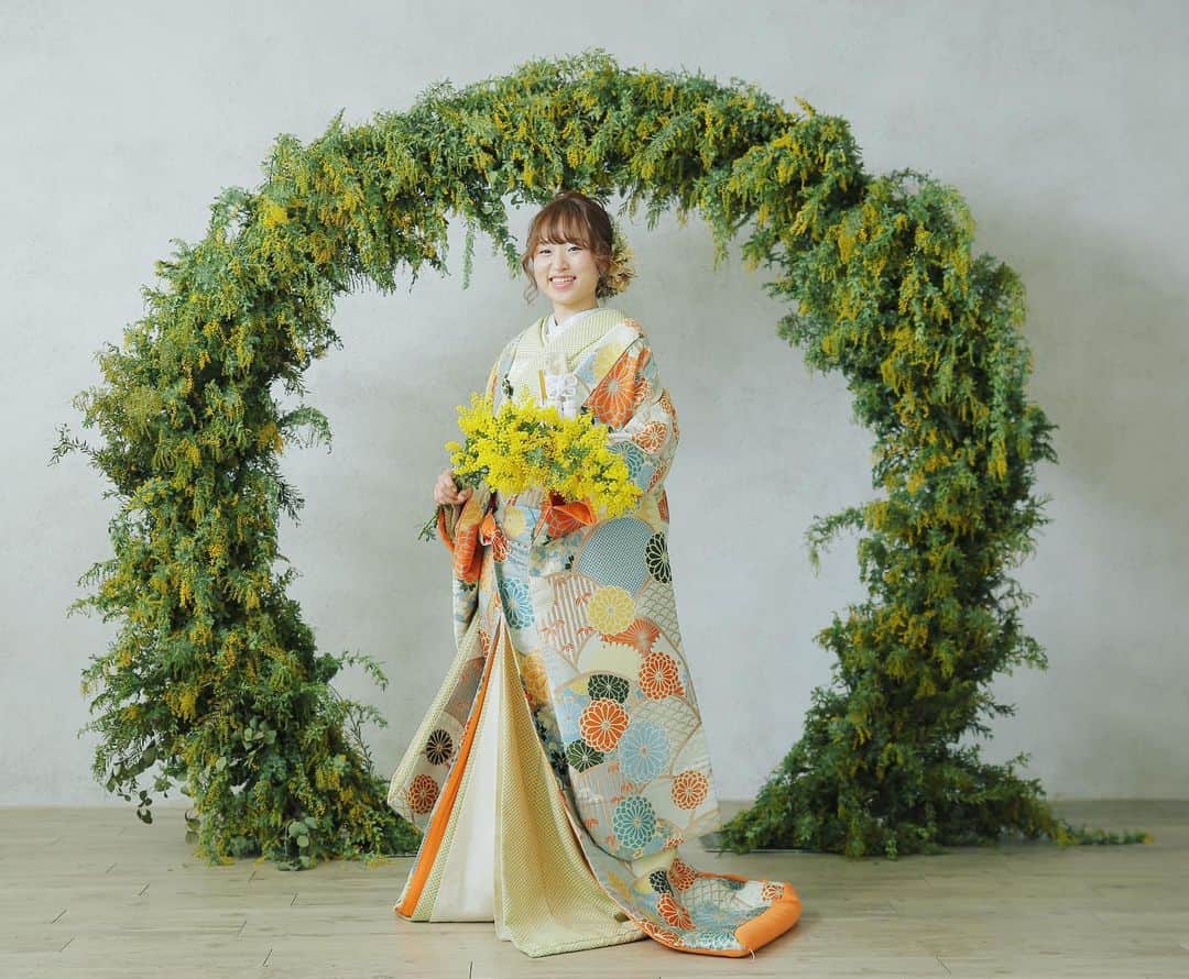 スタジオエイト 名古屋さんのインスタグラム写真 - (スタジオエイト 名古屋Instagram)「【ミモザのアーチが期間限定で登場✨】 . 春を告げるミモザをふんだんに使った生花のアーチ 和装にも洋装にもとっても似合って華やかです😍 こちらは3月10日頃までの期間限定❣️ 気になる方はぜひお早めにご検討ください◎ ． ．  💄hairmake ayaka hijirisawa  📸photographer @s.mochizuki.deco.ph  以下のアカウントでも情報更新中♫ ご指名承っております🌟  📸photographer account @s.mochizuki.deco.ph @n.aoki.deco.ph  @m.niwa.deco.ph  @t.oguri.deco.ph @s.irie.deco.ph  @omura.deco.ph  @r.furusato.deco.ph  @a.fujiwara.deco.ph   💄hair＆makeup account @sayaka.ito.deco.hm  @erina.fujimaki.deco.hm  @s.reika.deco.hm  @haru.deco.hm  @miki.deco.hm @mitani.deco.hm   #d_weddingphoto #プレ花嫁 #名古屋プレ花嫁  #ウエディングレポ #前撮りレポ #DWPG #撮る結婚式　 #ウェディングフォト  #フォトウエディング #結婚式準備 #前撮り #ブライダルフォト #ウエディングニュース #weddingphoto  #日本中のプレ花嫁さんと繋がりたい  #プレ花嫁さんと繋がりたい  #おしゃれさんと繋がりたい  #2021春婚 #2021夏婚 #2021秋婚  #marry花嫁 #marryxoxo #チェリフォト #コロナに負けるな  #カップルさんと繋がりたい #結婚準備 #花嫁美容 #東海プレ花嫁  #白無垢 #色打掛」2月20日 19時55分 - studio8_nagoya.sakae