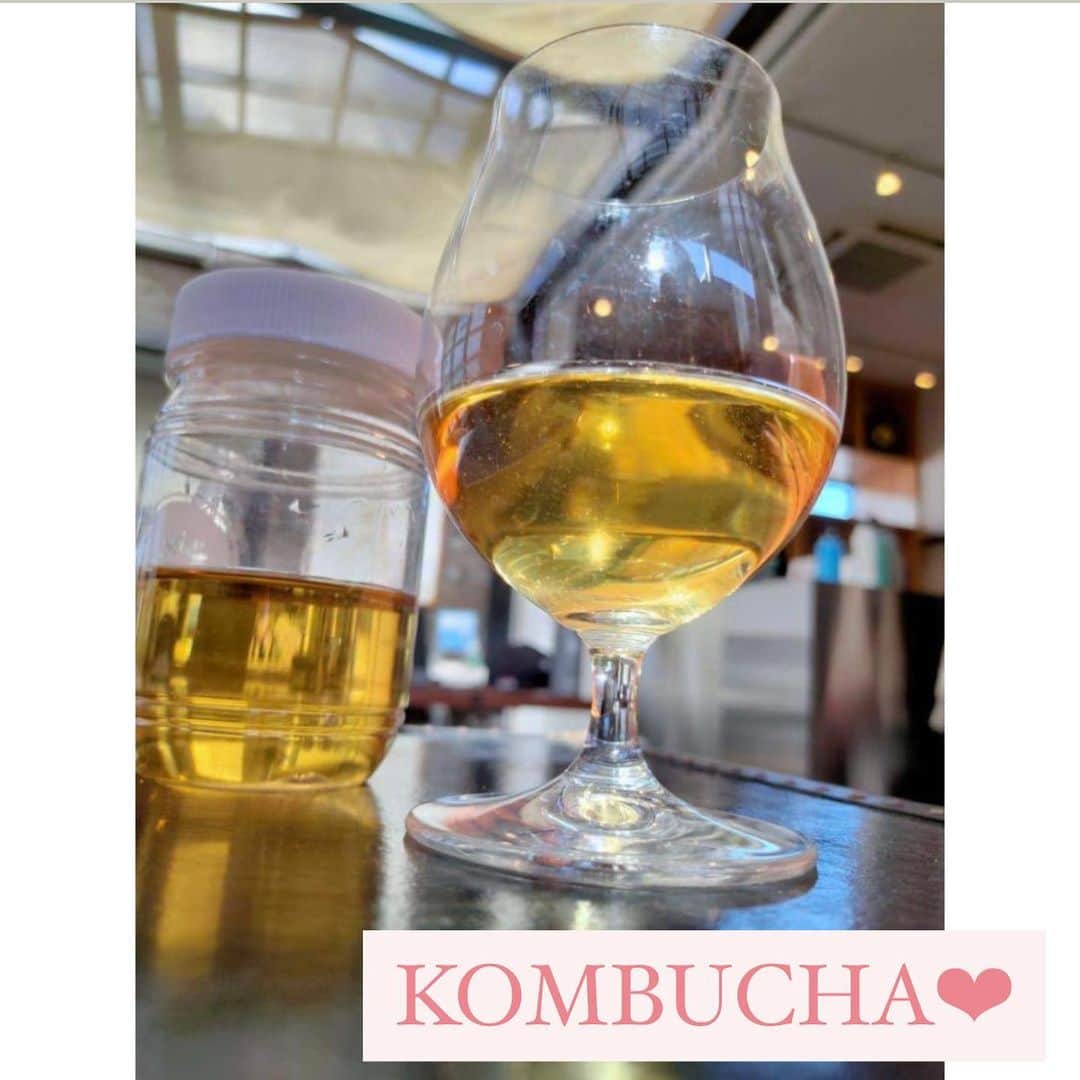 大野南香さんのインスタグラム写真 - (大野南香Instagram)「* 【KOMBUCHA】 I finally tried making my own KOMBUCHA!!! Kombucha is a fermented, lightly effervescent, sweetend tea drink. It is produced by fermenting sugared tea using "SCOBY", which is a "symbiotic culture of bacteria and yeast". The scoby bacteria and yeast eat most of the sugar in the tea, then transforming the tea into a refreshingly fizzy, slightly sour fermented beverage that is relatively low in sugar and has lots of benefits for your health even though it tastes like softdrinks! The ingredients are so simple (only your choice of tea and sugar, and scoby), but you should carefully take care of scoby with lots of love. It was in the US where I first tried kombucha, and I was not a big fan of it. But after trying the home-made kombucha at my friend's house (the first pic), I was soooo surprised and impressed by the taste that I am now actually making my own one!!! Now, fortunately, you can easily get a bottle of kombucha without making it on your own❤︎ ︎︎﻿ ︎︎﻿☺︎︎﻿ ︎︎﻿ ︎︎﻿☺︎︎﻿ ︎︎﻿ ︎︎﻿☺︎︎﻿ 【コンブチャ】 コンブチャはお茶を発酵させたドリンク。初めて飲んだのはアメリカにいた時だけど、その時は「健康に良さそう」っていう印象だった、、、お友達のお家で手作りのコンブチャを飲んだ時、美味しすぎてびっくりして自分でも挑戦してみた☺️ 最初はスコビー(紅茶きのこ)ちゃんが元気なくて不安だったけど、ちゃんとエサとなる糖分を加えて、室温まで下げて、毎日愛情を込めて見守っていたら、成功した！！！すごくうれしい〜 見た目は最初は奇妙に見えるかもしれないけど、酸味と甘みのバランスが絶妙で、とてもおいしい。ソフトドリンク感覚で、happyに飲める。なのに発酵飲料で腸内環境を良くしてくれて、身体にも嬉しい。 お家で作れなくても、今じゃ簡単にボトルが買えるようになった☺️幸せや！  #everydayhappy ︎︎﻿ ︎︎﻿☺︎︎﻿  #kombucha #コンブチャ」2月20日 19時58分 - minaka_official