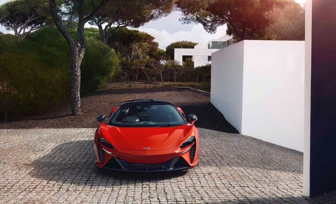 McLaren Automotiveのインスタグラム：「​Stunning design, astonishing levels of performance, dynamic excellence and engineering innovation – all-new from the ground up, Artura presented McLaren engineers and designers with new opportunities to innovate.​  #McLarenArtura​」