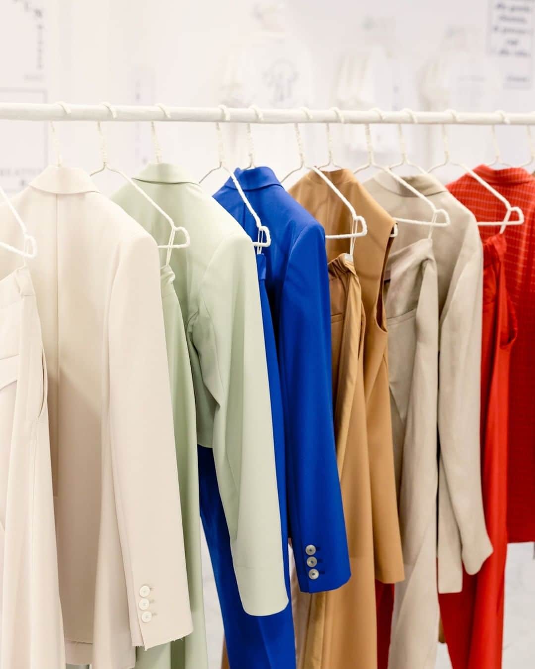 のインスタグラム：「SUIT UP!  A classic re-interpreted in many brillant tones and new silhouettes: the #suit selection from SS21 by ALYSI   Choose your fav blazer + pants, in boutique or online  on alysi.com   #alysi #ss21 #suitselection #suitup」