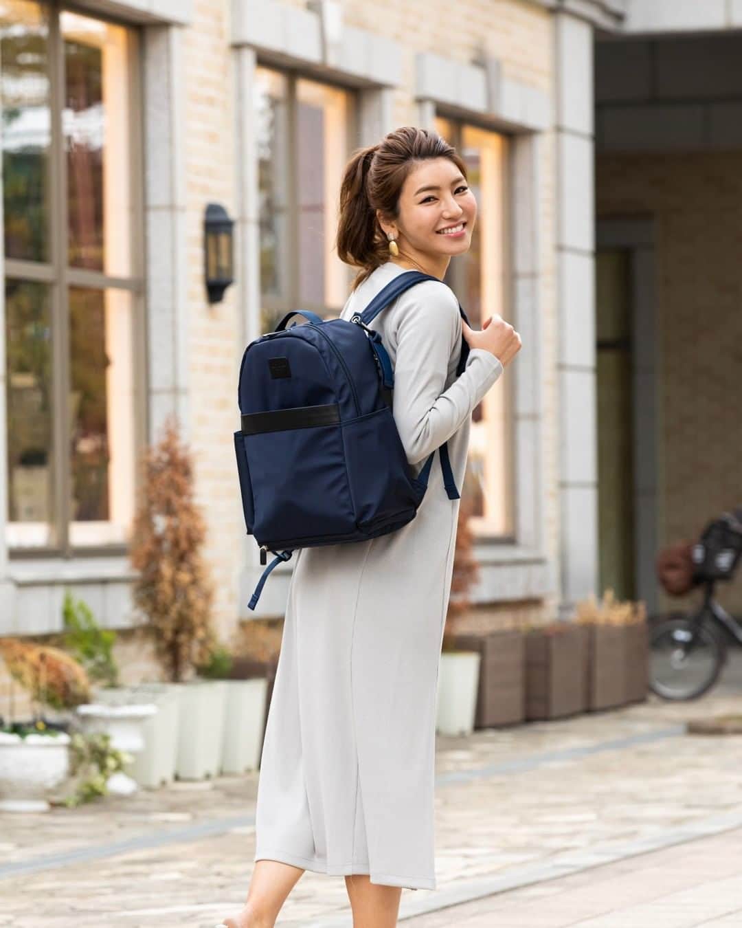 のインスタグラム：「未発売新作リュック【ROOMY（ルーミー）】を使った 春コーデをご紹介いたします♪  リュック持ち、トート持ち、ベビーカーフックにかけて、セットのサコッシュを活用して…などなど、いろいろなパターンで楽しめます✨ コロンと可愛いシルエットなので、ワンピースにもカジュアルにも、なんでもコーデしやすいです♡  （（3枚目で発売準備中のマルチポーチをこっそりお見せします👀！））  ***着用アイテム*** 1,2枚目 ＞＞①リブニットワンピース（グレー） 品番：sj20080  3,4枚目 ＞＞②ワンマイルワンピース（ブルーグレー） 品番：so20071  5～7枚目 ＞＞③リブパンツ（カーキ） トップス品番：st20063 ボトム品番：sp20062 🎤つい先日、某国民的歌姫にInstagramでマタニティレギンスを絶賛いただきました！  【★緊急モニター募集！★】 ①②③それぞれ1名様に新作サンプルをプレゼント🎁 モデルの神原さん（@naho.0422　）ご着用カラーです♡  📢☆☆応募方法はとっても簡単👆☆☆ ①@sweetmommyofficial をフォロー ②この投稿にいいね♡ ③ほしいアイテムのコメント（①、②、③） これだけでOK！ ※コメントにこちらからのいいね♥がつけばご応募完了です。 大変ありがたいことにご応募が増えてまいりましたので、皆様にコメントをお返しすることができかねます🙇 しっかりすべてに目を通しておりますので、ご要望や気になる点があればぜひコメントください💬！  ●ママモニターの流れ ご当選の方に弊社からサンプル品を発送、ご自由に写真撮影＆インスタ掲載をお願いします📷️ ↓ いただいたデータを、ページやSNSに使用させていただきます🙏！(お顔を隠したお写真でもOKです👌)  募集期間：2/28まで　※3月上旬に、こちらからDMさせていただきます。  💡偽アカウントが横行しておりますので、公式アカウント以外のDMにはご注意ください。個人情報をお伺いする際は、DMではなくEメールを使用させていただきます。  【★開催中モニター募集企画のご紹介★】 さらに！未発売新作リュック【ROOMY（ルーミー）】、 モニター募集中です📢昨日の投稿をご覧ください♪  #マザーズリュック #ママリュック　#マザーズバッグ #ママバッグ #トートバック　#プレゼント企画 #プレゼントキャンペーン #キャンペーン実施中 #モニター募集 #モニターキャンペーン #入院バッグ #マザーズトート #リュックコーデ　#マザーズバッグの中身 #陣痛バッグ　#出産準備購入品 #出産祝いにオススメ #出産準備リスト #妊娠日記 #ママでも綺麗でいたい #ベビー用品準備 #妊婦ファッション #赤ちゃんと暮らす #赤ちゃんとおでかけ #マタアカさんと繋がりたい #授乳服 #スウィートマミー #sweetmommy #マタニティ #マタニティー」