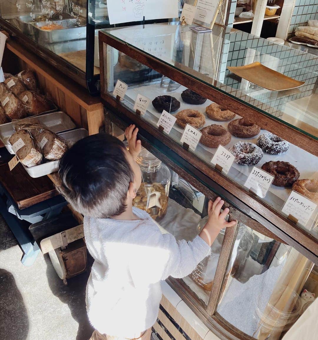 のインスタグラム：「大好きなドーナツ屋さんで一生懸命背伸びをしながらショーケースをみている様子🧁 大きな声で「あまいドーナツくださ〜〜い！」と言っていました  最近は私がピアスをしていると「耳かわいいね」メイクをすると「目かわいいね」と褒めてくれる息子 よく聞くけど本当に小さい彼氏みたいでかわいい🤎　 妹にもいつもやさしくしてくれてありがとう😌」