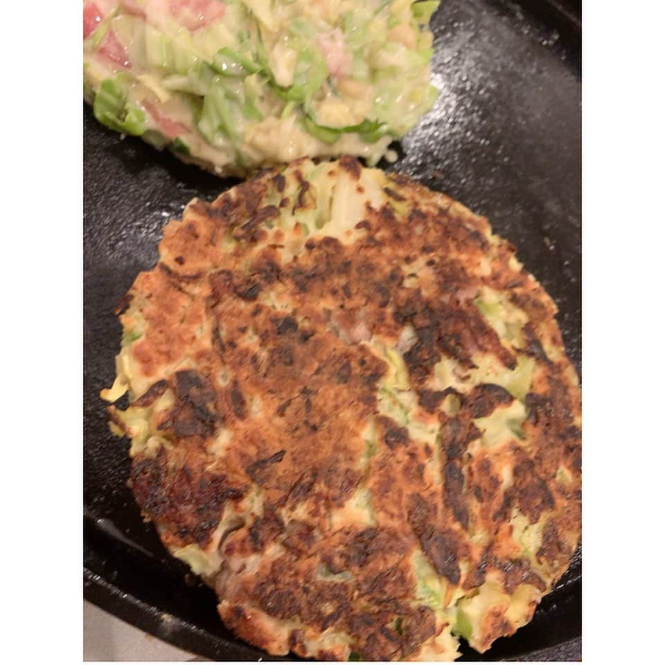 飯田圭織さんのインスタグラム写真 - (飯田圭織Instagram)「こんばんは✨ 夕飯は鉄板を囲みお好み焼きを焼きましたよ✨ 子供達はテンション高くて😅😅 楽しいのはいいのですがこたらはヒヤヒヤしますね😅 大人は韓国料理店「ナム」さんからいただいたサムギョプサルも✨ ピリ辛でビールがたまらないですね🍺 炒めるだけの簡単にキットで届くので楽ちん外食気分でした✨ #お好み焼き #サムギョプサル #韓国料理ナム京都  #鉄板を囲んで #家族時間 #楽しい時間」2月20日 20時03分 - iidakaori.official