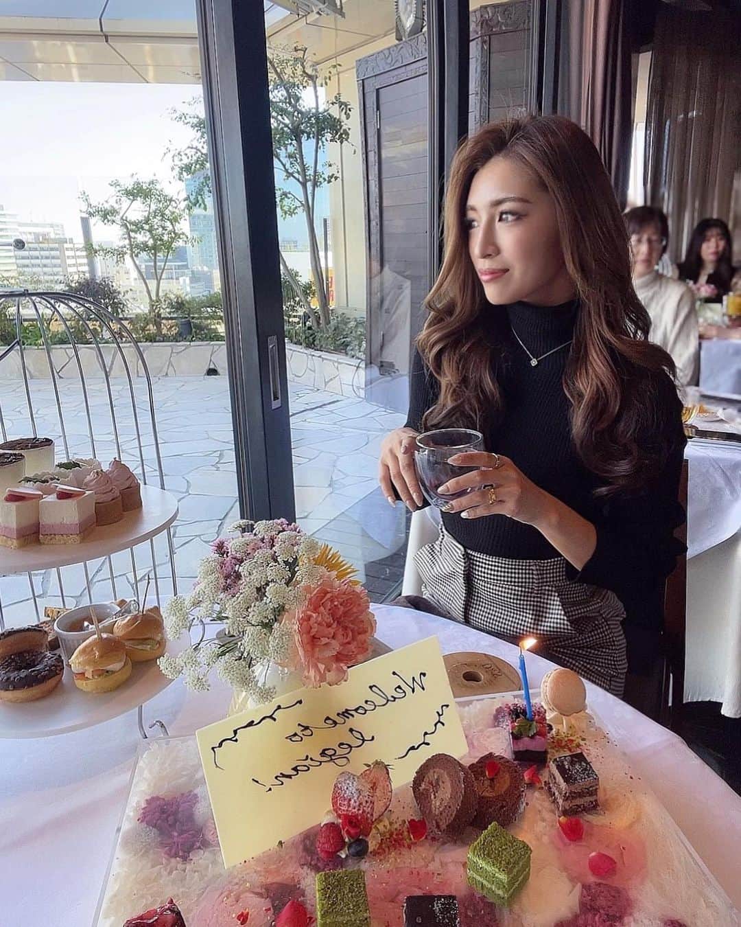 のインスタグラム：「#afternoontea 🍓🧁🍴 ㅤㅤㅤㅤㅤㅤㅤㅤㅤㅤㅤㅤㅤ ㅤㅤㅤㅤㅤㅤㅤㅤㅤㅤㅤㅤㅤ ㅤㅤㅤㅤㅤㅤㅤㅤㅤㅤㅤㅤㅤ 顔に似合わず気になってた @legiantokyo に行ってきた♪  どれもこれも可愛かったし 色が変わる紅茶が凄かった🍷 女性にはおすすめなところっ🤞🏽♡ ㅤㅤㅤㅤㅤㅤㅤㅤㅤㅤㅤㅤㅤ ㅤㅤㅤㅤㅤㅤㅤㅤㅤㅤㅤㅤㅤ #渋谷カフェ #アフタヌーンティー #女子会 #レギャン東京  ㅤㅤㅤㅤㅤㅤㅤㅤㅤㅤ」