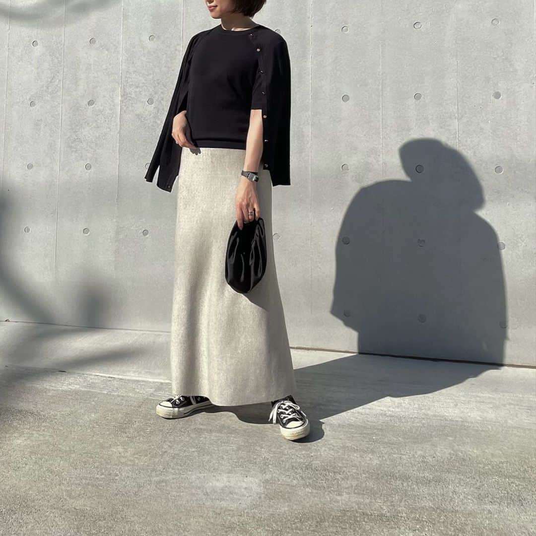 のインスタグラム：「・ 2月とは思えない暖かさ！ ここぞとばかりに春服を着る👗 最近ベーシックアイテムの魅力を再認識‼ 別売りの5部袖のニットとカーディガンを合わせてアンサンブルニットの完成✨ ・ ・ tops: @urs_official #5分袖ニットプルオーバー cardigan: ur's  #ゴールド釦クルーネックサマーニットカーディガン skirt: #newans bag: #zara shoes: #converse ・ ・ #fashion#coordinate#ootd#outfitoftheday#outfit#locari#mineby3ootd#urs_official#urs_styling#153cm#ユアーズ#大人カジュアル#シンプルコーデ#ママコーデ#おちびコーデ」