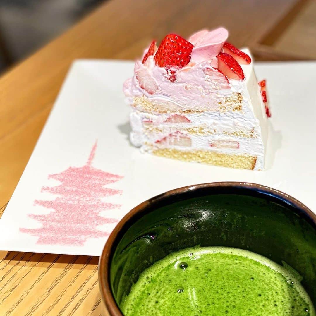 みき みーやんさんのインスタグラム写真 - (みき みーやんInstagram)「京都祇園にある @cafecommeca 🍰 （店舗は全国にあるよ❤） . 京都らしく宇治抹茶と ショートケーキを🍰💕 . 甘さ控えめだから イチゴの甘さが引き立つ😍！ １piece結構大きいけど くどくないから余裕で食べられちゃうよ。笑 . . この日お邪魔した京都店は ２月２８日で閉店しちゃうから お気をつけください❤ . . ここのホールケーキいつか 食べてみたいなぁ🤤❤ . #京都カフェ#京都スイーツ#京都グルメ#祇園グルメ#祇園カフェ#祇園四条#祇園スイーツ#お抹茶#宇治抹茶#gionkyoto#kyotocafe#グルメスタグラム#グルメ女子#スイーツ巡り#カフェ巡り#カフェコムサ#cafestagram#cafecommeca」2月20日 20時14分 - mi_yan0101