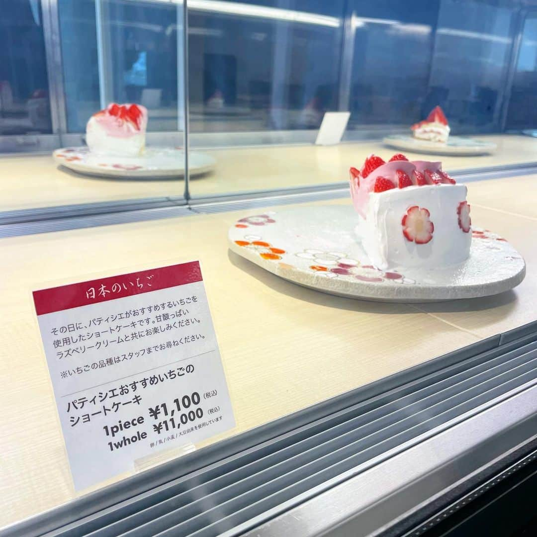 みき みーやんさんのインスタグラム写真 - (みき みーやんInstagram)「京都祇園にある @cafecommeca 🍰 （店舗は全国にあるよ❤） . 京都らしく宇治抹茶と ショートケーキを🍰💕 . 甘さ控えめだから イチゴの甘さが引き立つ😍！ １piece結構大きいけど くどくないから余裕で食べられちゃうよ。笑 . . この日お邪魔した京都店は ２月２８日で閉店しちゃうから お気をつけください❤ . . ここのホールケーキいつか 食べてみたいなぁ🤤❤ . #京都カフェ#京都スイーツ#京都グルメ#祇園グルメ#祇園カフェ#祇園四条#祇園スイーツ#お抹茶#宇治抹茶#gionkyoto#kyotocafe#グルメスタグラム#グルメ女子#スイーツ巡り#カフェ巡り#カフェコムサ#cafestagram#cafecommeca」2月20日 20時14分 - mi_yan0101