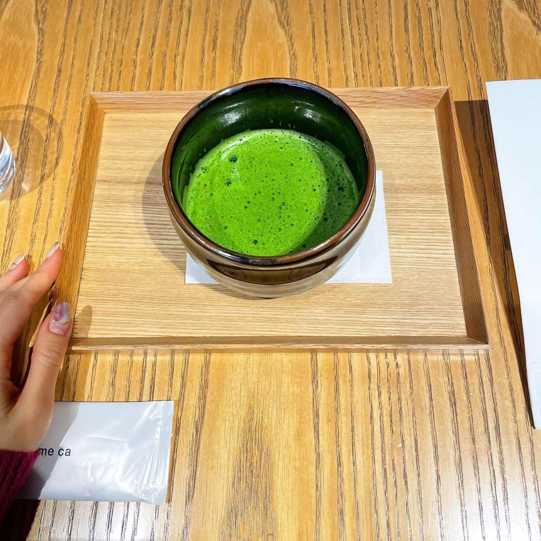 みき みーやんさんのインスタグラム写真 - (みき みーやんInstagram)「京都祇園にある @cafecommeca 🍰 （店舗は全国にあるよ❤） . 京都らしく宇治抹茶と ショートケーキを🍰💕 . 甘さ控えめだから イチゴの甘さが引き立つ😍！ １piece結構大きいけど くどくないから余裕で食べられちゃうよ。笑 . . この日お邪魔した京都店は ２月２８日で閉店しちゃうから お気をつけください❤ . . ここのホールケーキいつか 食べてみたいなぁ🤤❤ . #京都カフェ#京都スイーツ#京都グルメ#祇園グルメ#祇園カフェ#祇園四条#祇園スイーツ#お抹茶#宇治抹茶#gionkyoto#kyotocafe#グルメスタグラム#グルメ女子#スイーツ巡り#カフェ巡り#カフェコムサ#cafestagram#cafecommeca」2月20日 20時14分 - mi_yan0101