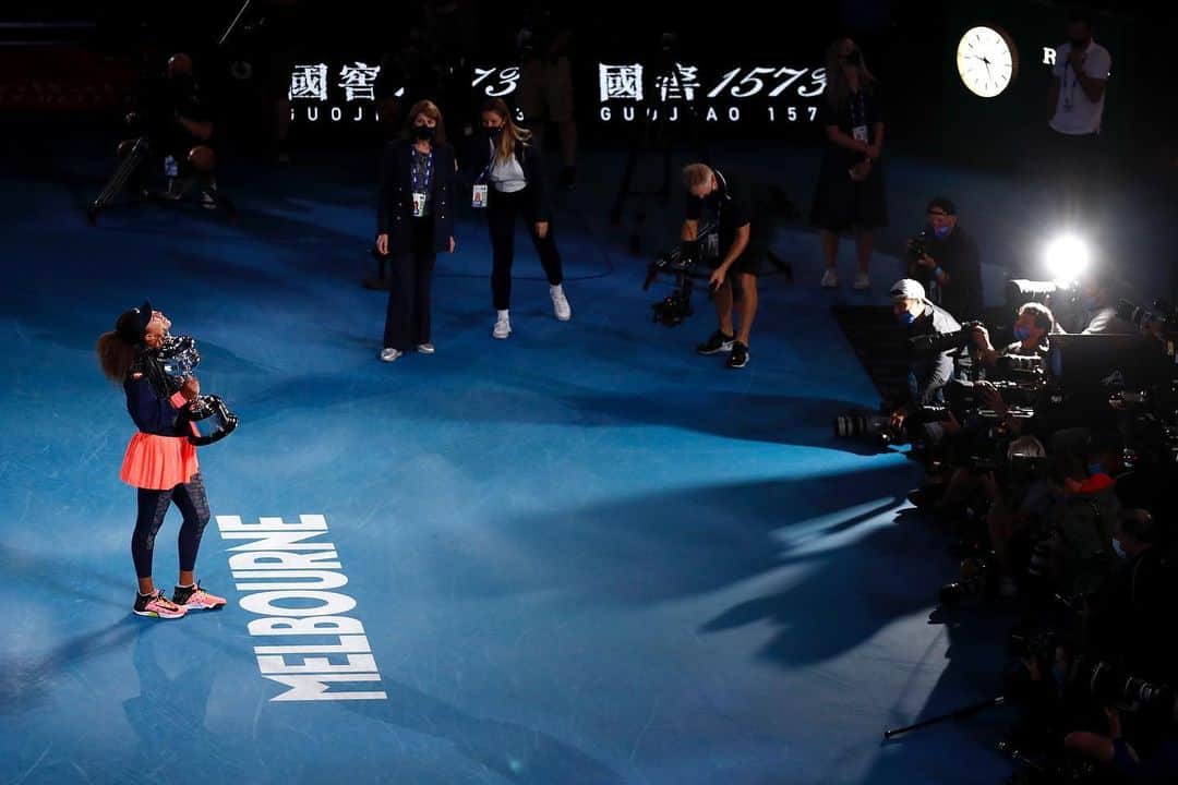 WTA（女子テニス協会）さんのインスタグラム写真 - (WTA（女子テニス協会）Instagram)「Taking it all in 🥰 Grand Slam title No. 4 🏆 @naomiosaka #AO2021」2月20日 20時14分 - wta