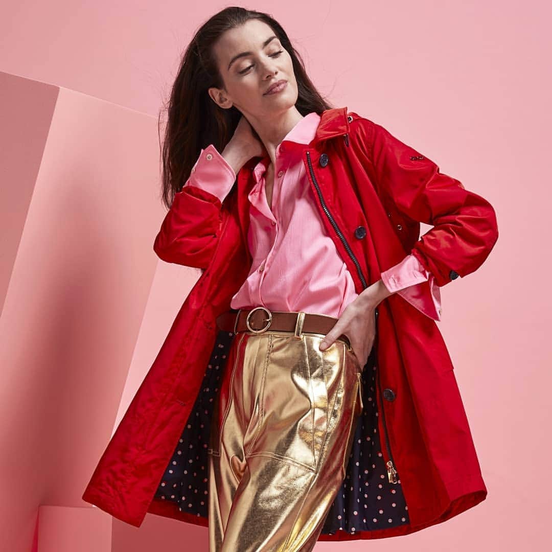 ジェオックスのインスタグラム：「PUT A RED SPRING IN YOUR STEP in the perfect Spring cover-up.   A long-line aesthetic elevated with a modern silhouette, this coat will re-energize your day to day look.   ​ ​#geox #geoxshoes #expressyourworlds」