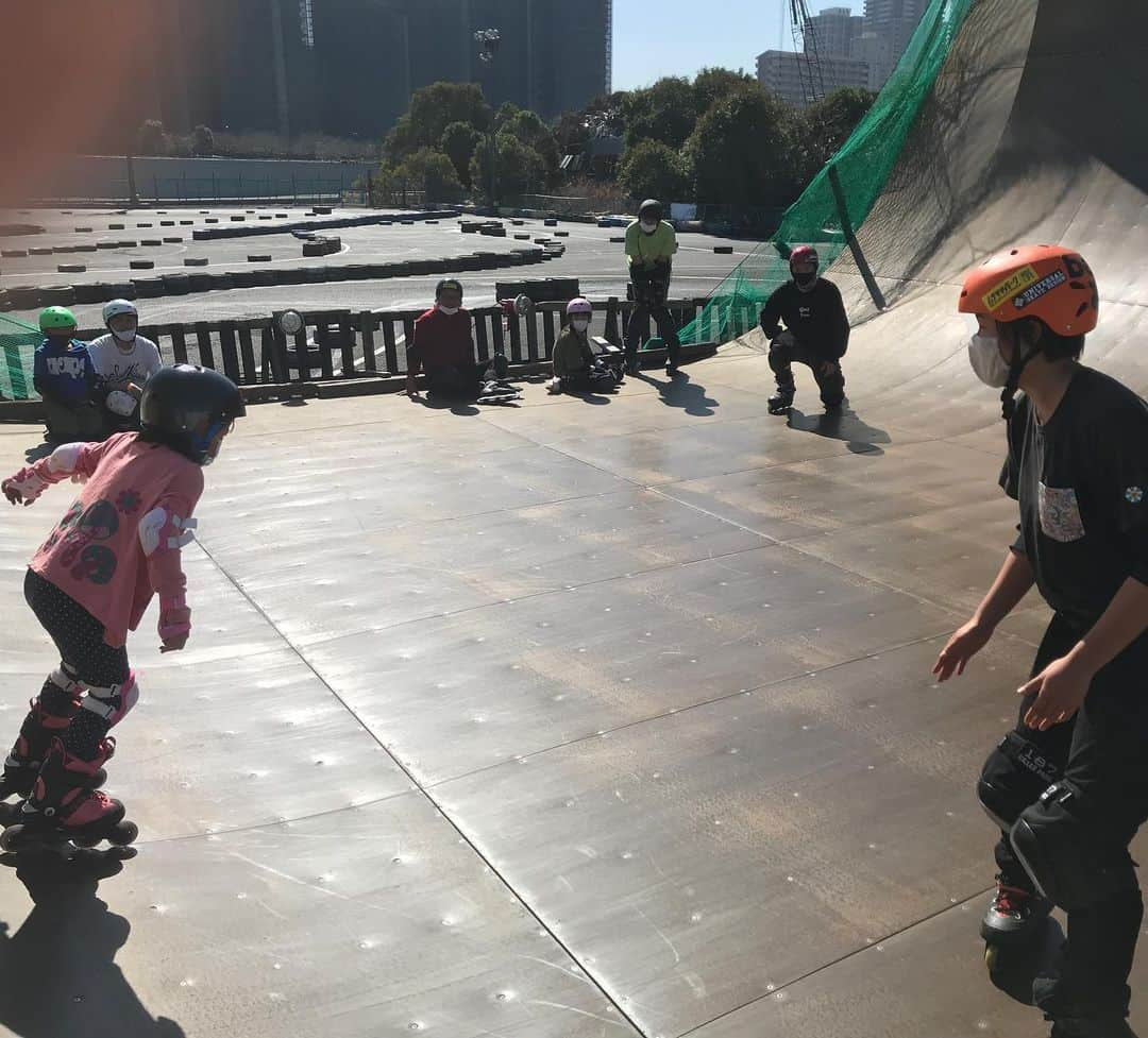 安床武士さんのインスタグラム写真 - (安床武士Instagram)「Lesson day at @murasakiparktokyo 🙌  今日はハーフパイプ初級クラスとマンツーマンレッスンでした！ 最高の天気の中、皆で楽しく上達✨  ご参加ありがとうございました！  3月のレッスン日程は2月25日に発表しますのでまたお願い致します。  #rollerblading #inlineskate #blading #lesson #takeshiyasutoko #安床武士 #インラインスケート #ローラーブレード #レッスン」2月20日 20時09分 - takeshiyasutoko