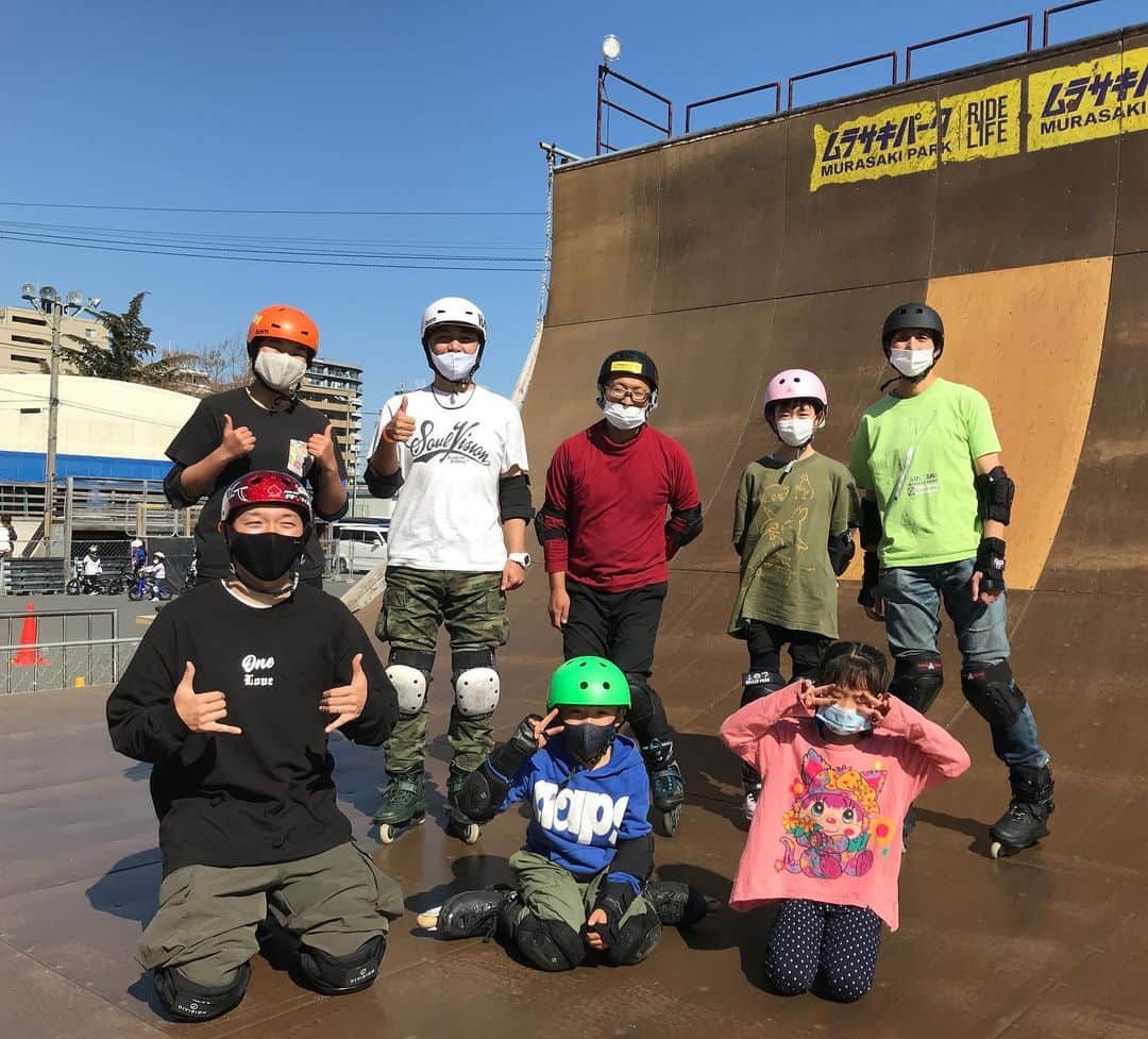 安床武士のインスタグラム：「Lesson day at @murasakiparktokyo 🙌  今日はハーフパイプ初級クラスとマンツーマンレッスンでした！ 最高の天気の中、皆で楽しく上達✨  ご参加ありがとうございました！  3月のレッスン日程は2月25日に発表しますのでまたお願い致します。  #rollerblading #inlineskate #blading #lesson #takeshiyasutoko #安床武士 #インラインスケート #ローラーブレード #レッスン」