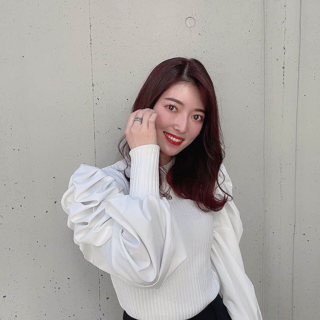 日下部美愛のインスタグラム：「大好きな中野さんに❤️ カラーと美髪整形して頂きました！！ リニューアルした美髪整形がもうね、 サラサラとかいうレベルじゃないの、凄いのほんとに！！ 自分の髪の毛じゃないみたいにとぅるとぅる、、最高ですㅠㅠ カラーも天才なんだ〜〜 ありがとうございました❤️❤️  #photo #japan #model #me #hair #fashion #fashionblogger #makeup  #followme #instagood #camera #instadaily #dailylook #한국 #한국머리 #맞팔 #사진 #데일리 #赤髪 #美髪整形 #lewin #表参道」