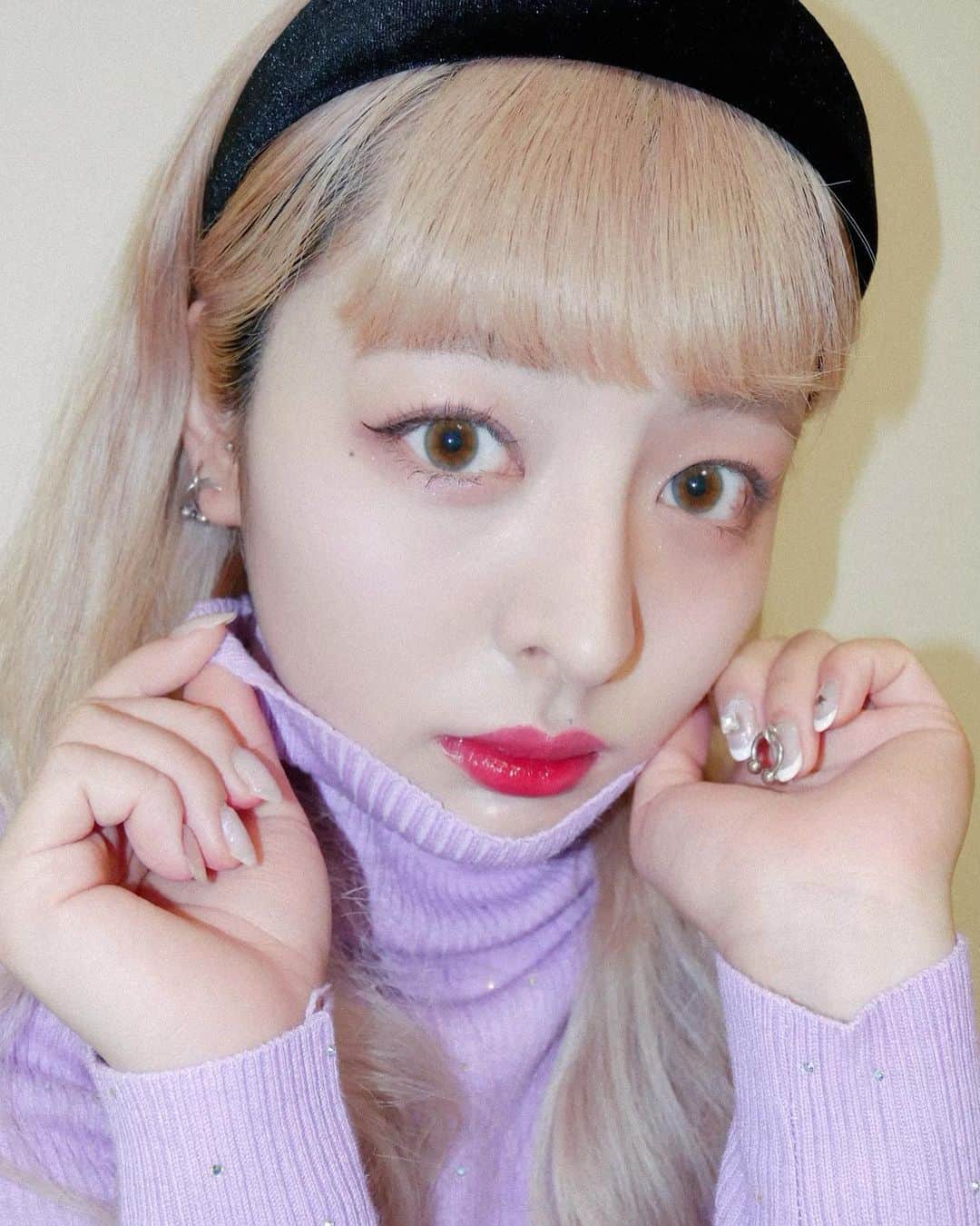 Yumeのインスタグラム：「@dasique_official のコスメを使って 春メイク💭🌸  超可愛いんだけど、、、🥱🤍🤍🤍  なんなのこれ、、、 ラメ感もばっちりだし 淡い色味も可愛すぎました、、、  てかアイシャドウだけ有名かと思ったら、正直ティントの方が気に入った😭💗ジューシー感たっぷりで皮むけしない、、、最強でしかなくて毎日リップになりました😂💗 （後日動画あげるね💗）  大阪でずっと行ってみたかった @kittyxxx に行けたの！！！！！ キラキラタートルネック✨💓 可愛すぎや、、、🥲  #デイジーク#dasique#韓国コスメ#春メイク#春コスメ#タートルネック#カチューシャ#ハイトーン#ブロンドヘアー#カラコン#ピンクメイク#ティントリップ」