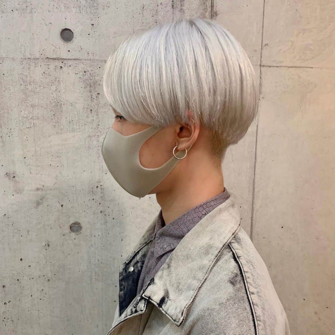 田中滉一のインスタグラム：「マッシュ✖︎ホワイトカラー こちらのお客様は100%ホワイトです✨  予約はホットペッパーまたはDMからもお取りできます！   #マッシュ #メンズヘア #メンズファッション #ヘアセット #カラー #ダブルカラー #ケアブリーチ  #美容師 #原宿 #美容室 #ホワイトカラー #白髪#白髪マッシュ#menshair #mensstyle  #無印良品 #l4l #金木研 #ハイトーン  #撮影 #センターパート #刈り上げ  #ヘアカタ #エドルブリーチ #韓国 #韓国マッシュ #コンマヘア #パーカーチャンネル #カルマパーマ」
