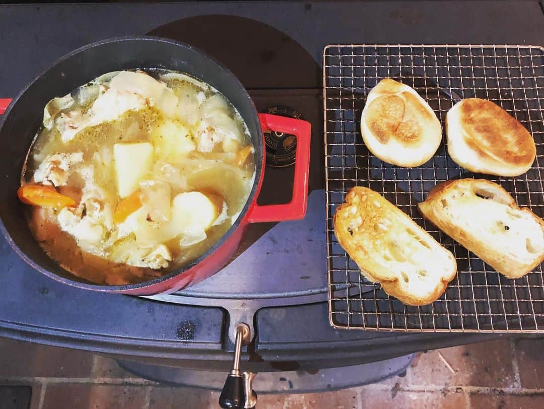 篠原信一さんのインスタグラム写真 - (篠原信一Instagram)「骨付きチキン、玉ねぎ、じゃがいも、ニンジンを塩コショウで味付けしたスープ。 簡単シンプルだけど寒い日にホッと出来るスープ🤗 #薪ストーブ #薪ストーブのある暮らし  #簡単料理」2月20日 20時12分 - s.shinohara_life