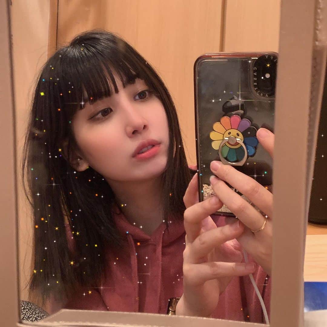 梅田えりかのインスタグラム：「ハッピーモチーフのスマホリング🌈🌈🌈  皆んなに可愛い可愛い言ってもらえる🎉  @jemi_shop626 でゲットしたよ❣️  皆でお揃いにしよっ😏✨  #jemishop #スマホリング #팔로우미 #좋아요그램#멋스타그램#일상#셀카#selfie #swag」