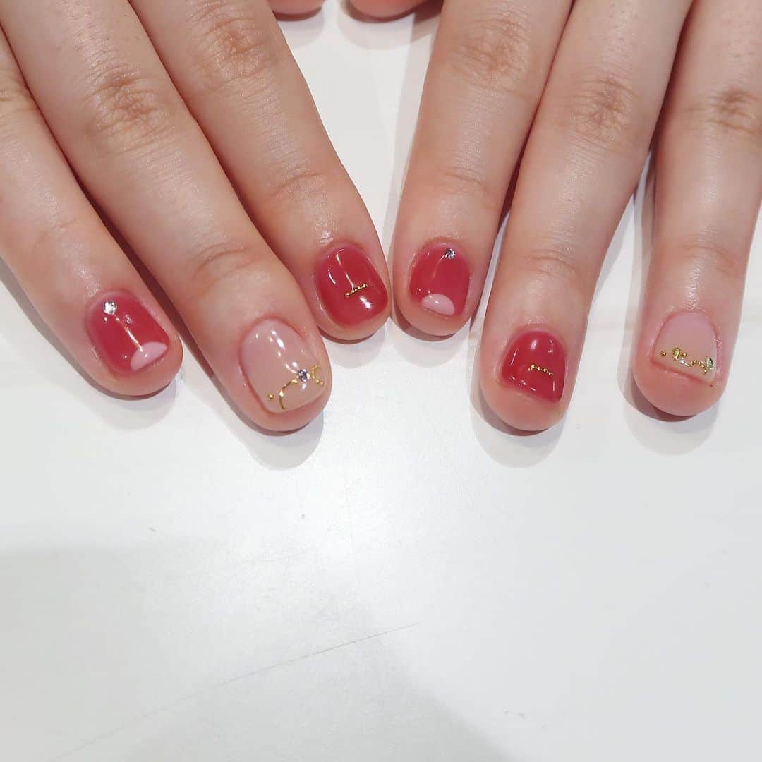 赤木 桃 #ちゃんものインスタグラム：「ピカピカの赤💎爪先に春ピンク🌸 来週もご予約お待ちしております✨  ご予約は✉️ yuo@su7.jp へ空メールを送信 もしくは📞0364552950へお電話ください☺︎ #yuovirth #LIM #nails #代官山」