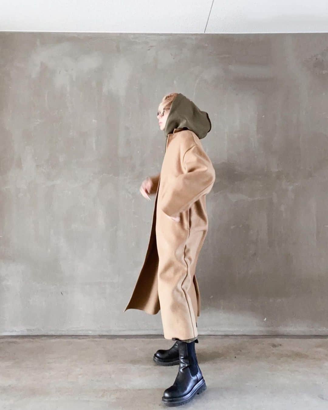 suzuka noseのインスタグラム：「. set up @mlvince  coat @etretokyo  bag @mlvince   メンズライクになり過ぎず 女っぽくなり過ぎない 曖昧なスタイリングが🤝💚  #suzuka_ootd #momslook #セットアップ #スウェット #ベージュ #カーキ」