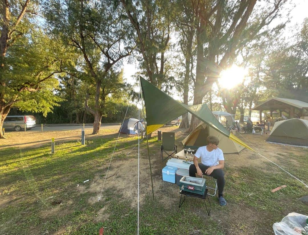 安藝正俊のインスタグラム：「▶︎【camping】  沖縄の自然でキャンプ🏕  美味しい物食べて ひたすらのんびりして 思いっきり癒されよう👍 : #沖縄 #沖縄生活 #休日の過ごし方 #自然が好き #キャンプ #キャンプ好き #アウトドア #ソトアソビ #okinawa #outdoorlife #camp #camping #chilltime」