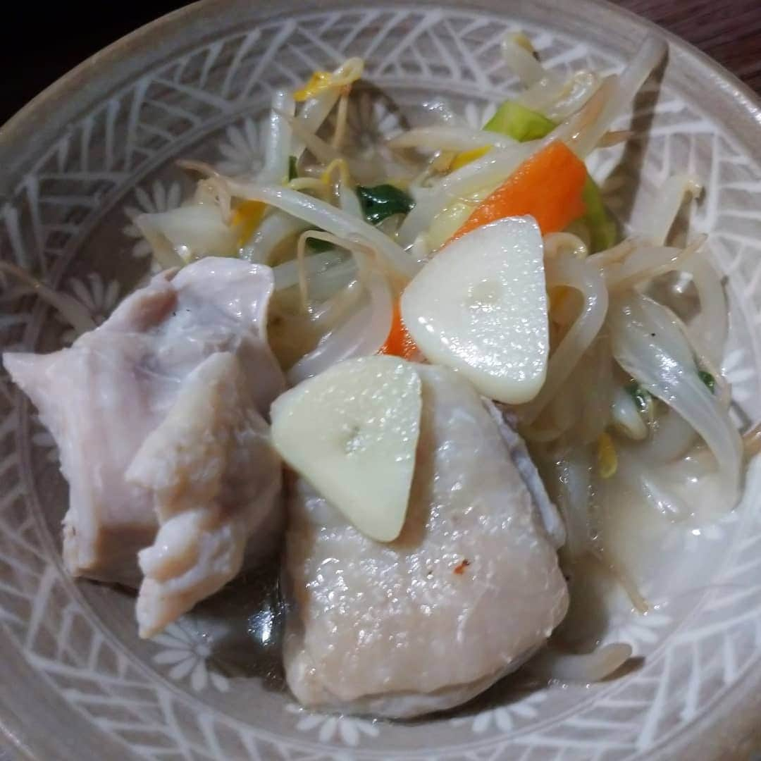 橋本和樹のインスタグラム：「本日のズボラ飯  鶏塩鍋 #ズボラ飯 #自炊飯 #ドケチ飯 #プロレスラーが作る飯 #酒飲みの味 #基本茶色 #基本酒飲み」