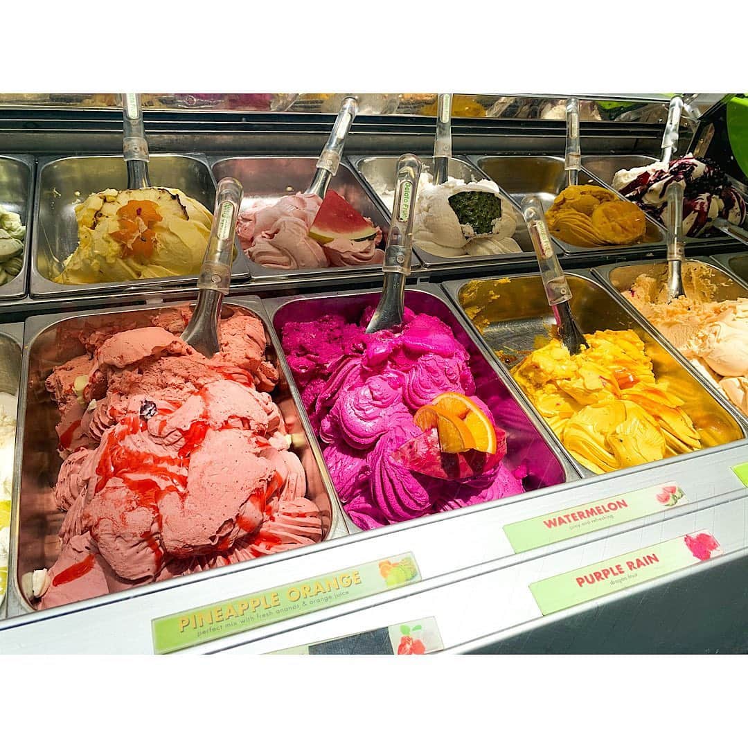 sunaのインスタグラム：「. Happy Weekend♡  Pavilionでみつけたジェラートやさん。 カラフルなジェラートみるとつい食べたくなるよね🍨 いつもバニラ×オレオなんだけど、色々ある日は 違う味にトライしてみる✨✨  Found a delicious icecream shop. I always choose vanilla ice cream, but when there are various flavors, I choose a special flavor  #旅#旅ジェニック #タビジョと繋がりたい #おうちで旅行気分#tabippo#旅工房#tabichill#ここにitta#タビジェニ #海外旅行#海外旅行好きと繋がりたい#女子旅#anaタビキブン #knt感旅#クアラルンプール#travel_channel#travelphotography#旅行好きな人と繋がりたい #海外旅行好きな人と繋がりたい#joytb#rakutentravel#私と世界遺産#海外旅行のstw#malaysia」