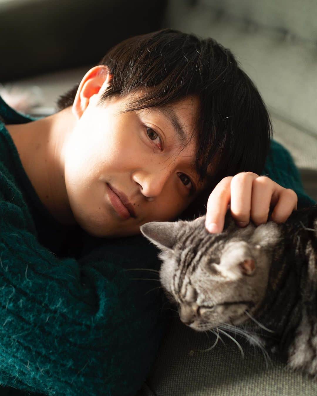 花盛友里のインスタグラム：「Shooting for にゃんねる🐱  テレビで見るまんまのすっごく素敵な工藤さんと、いつもラジオめっちゃ楽しみにしてる稲葉さん。 そして可愛すぎるニャンコたち！！！！！連れて帰りたい。。」