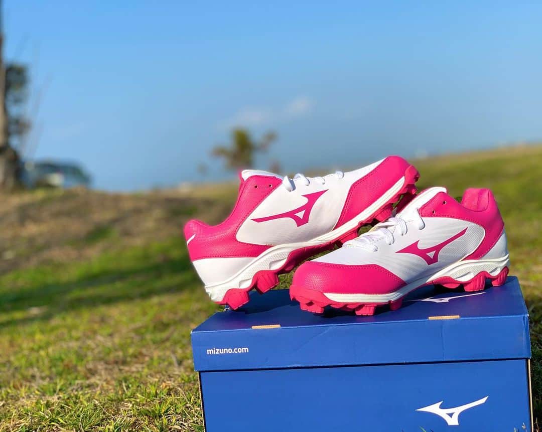 上杉あずさのインスタグラム：「. 【Newスパイク】👟👟 皆さんにも相談させて頂きましたが、悩んだ結果、最高のスパイクに出会えました😍💗💗 海外の野球スパイク専門店MK SPORTSさんにお世話になりました。(@mksports_baseball )  近くのスポーツ店でいろんなメーカー履いてみてイメージを沸かせつつも、やはり履かずに選ぶ不安もありました。でも、MK SPORTSの担当者の方がめちゃくちゃ丁寧にサイズ感とか履き心地を教えて下さいました。レディースってそんなたくさん店舗で見かけないし、種類もそんなにないイメージだったので、こんな可愛いデザインに出会えて嬉しいです。ポークスのユニフォームにもピッタリ🐽実際に届いたスパイクも、イメージ通りでテンション上がりました！履き心地も良い感じ。あとは実戦で履いてみて、ですね🥰 いろいろとお世話になりました✨ありがとうございました！！  そして、深瀬さんありがとうございました🥰🙏🏼またたくさん野球教えてください⚾️🤍 来月から大会です！ポークスみんなで頑張ろう💪🏼💗💗  #baseball #spike #mizuno #mizunobaseball #mizunospike #mizunoshoes #pink #hardbankporks #ミズノ #野球スパイク #海外取り寄せ #イボスパ #白ピンク #草野球 #軟式野球 #野球女子」