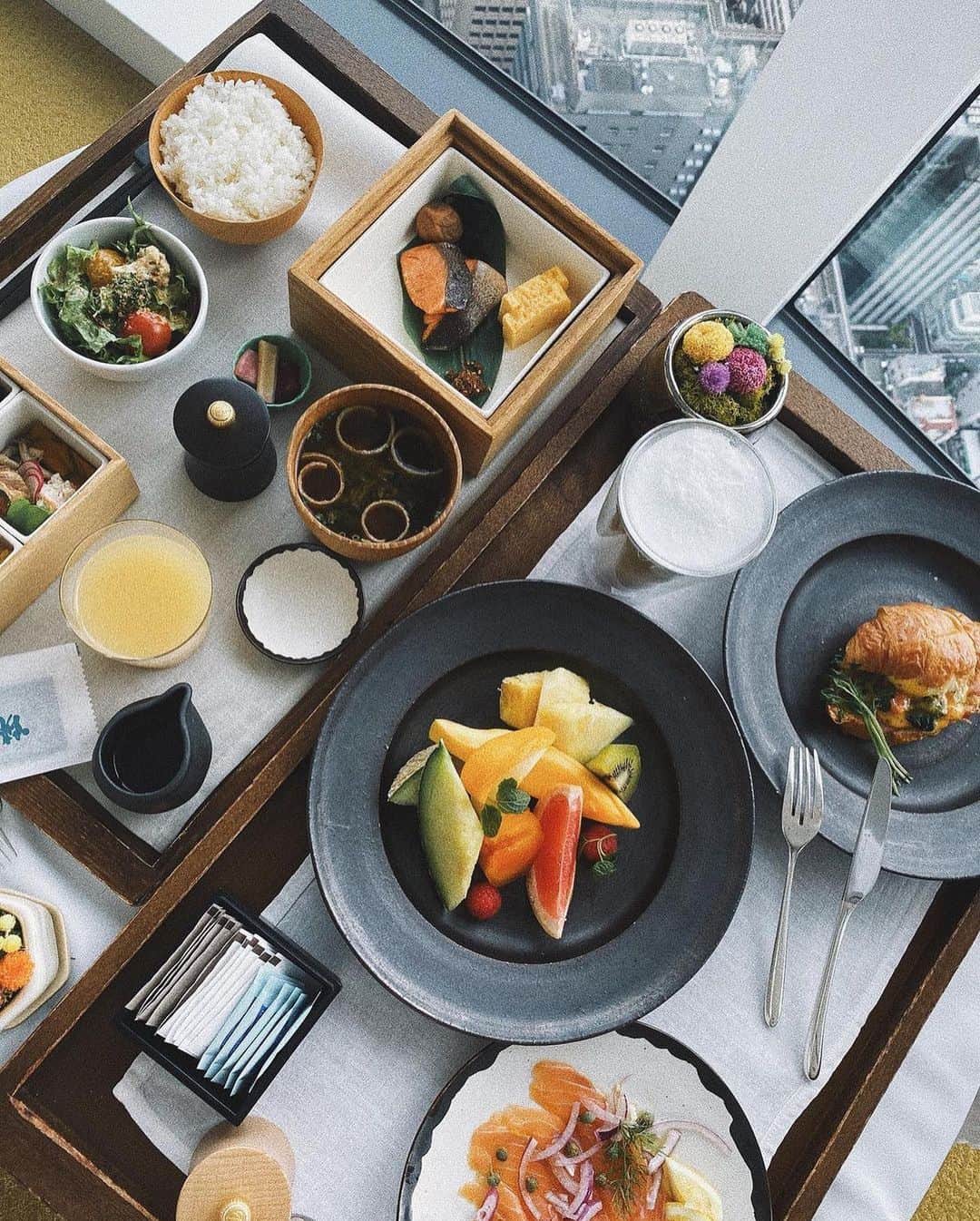 Andaz Tokyo アンダーズ 東京さんのインスタグラム写真 - (Andaz Tokyo アンダーズ 東京Instagram)「Wake up to the luxury of breakfast in-room 😋 With a customizable selection of Western and Japanese options, tag who you’d share this spread with!  #MyWeekAtAndaz #roomservice #breakfast #ルームサービス #weekend #breakfastwithaview #breakfast #朝ごはん #hotelbreakfast #breakfastinbed #ホテル朝ごはん #ホテルステイ」2月20日 20時21分 - andaztokyo
