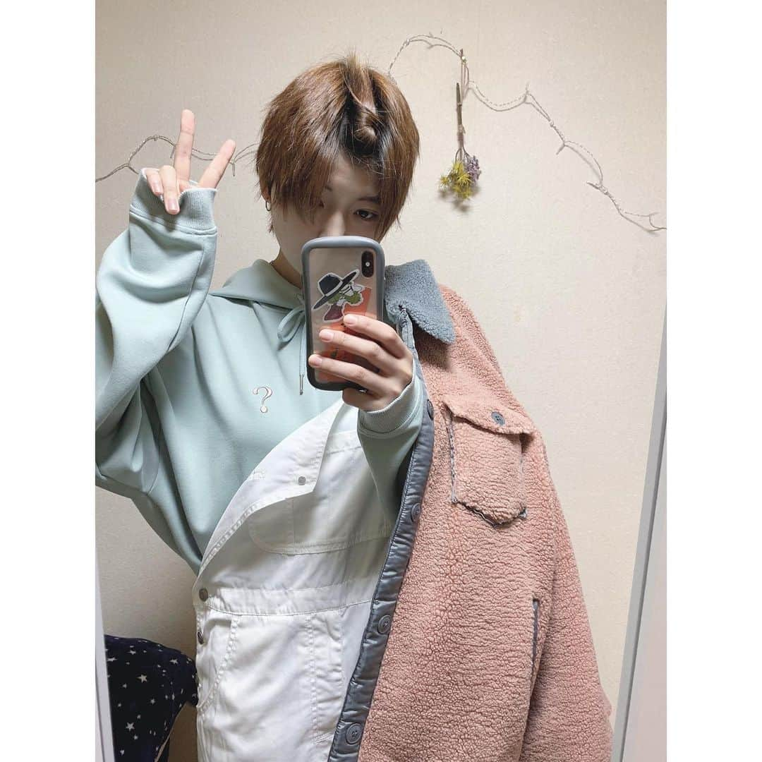 新谷奈々のインスタグラム：「☺︎  -＊ フーディー × ボア ＊-  --- Green × Pink ---  色合いもデザインも可愛い◎  ﻿ #questioning #qu_ing #REGIEVO #ジェンダーレス #ユニセックス #ボーダーレス #オーバーサイズ #ワイドシルエット #フーディー #ボアジャケット #ボア #green #pink #color #ファッション #ブランド #クエスチョニング #ショートヘア #ボーイッシュ #ジェンダーレス女子 #中性的 #メンズヘア #おうち時間 #ゆったりコーデ #おしゃれ #おしゃれ好きな人と繋がりたい ﻿」