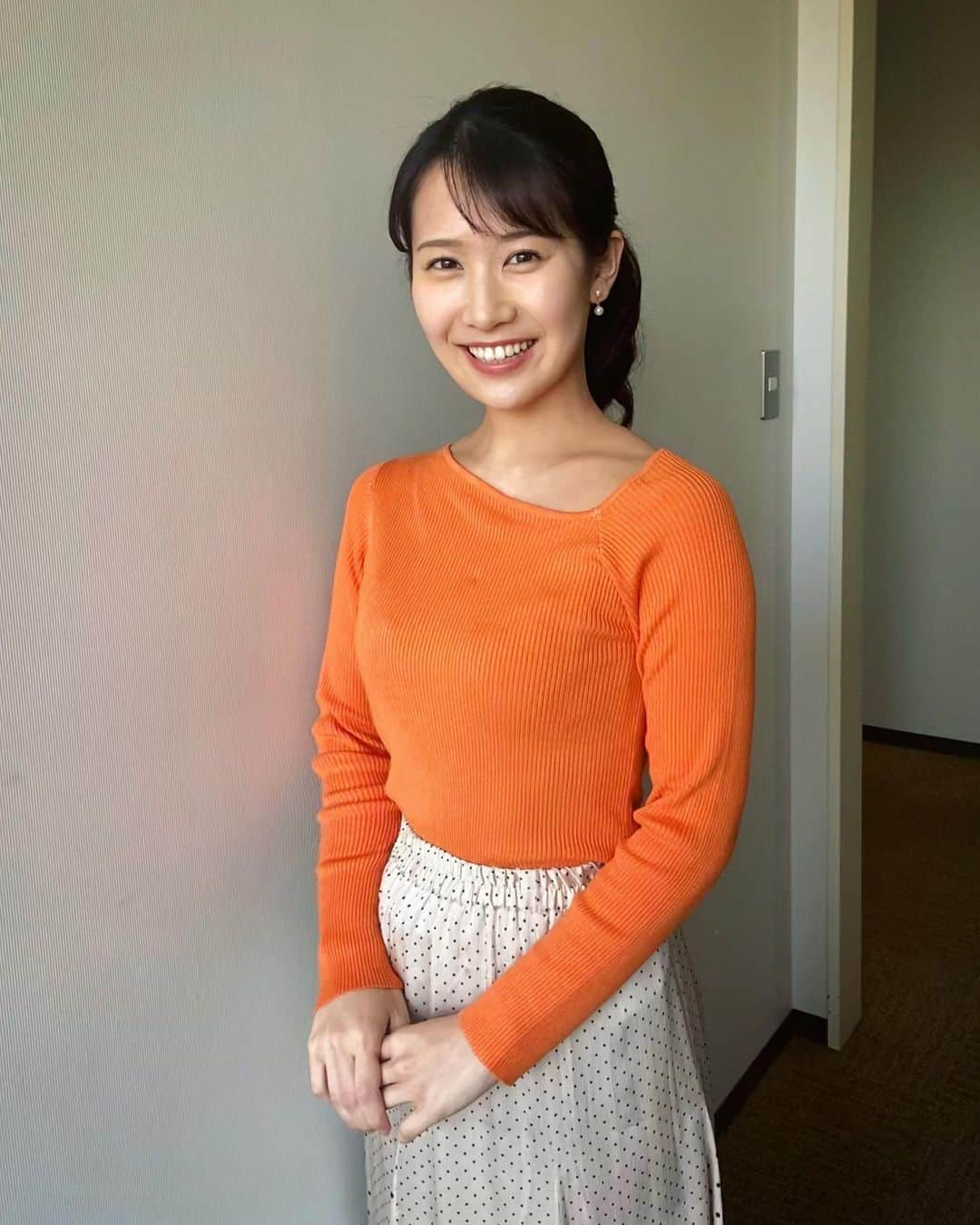 島津咲苗さんのインスタグラム写真 - (島津咲苗Instagram)「今日の衣装です🍊 最近カラフルなパッとした色の衣装が多く、元気が出ます！！！ 単純！笑 . . . #偶然の #デコポン色 #アシンメトリー #アナウンサー衣装 #メーテレ #デルサタ #島津咲苗 #撮影 #ぬっくん #ありがとう @ryo_shimanuki_nbn_」2月20日 20時31分 - sanae_shimazu