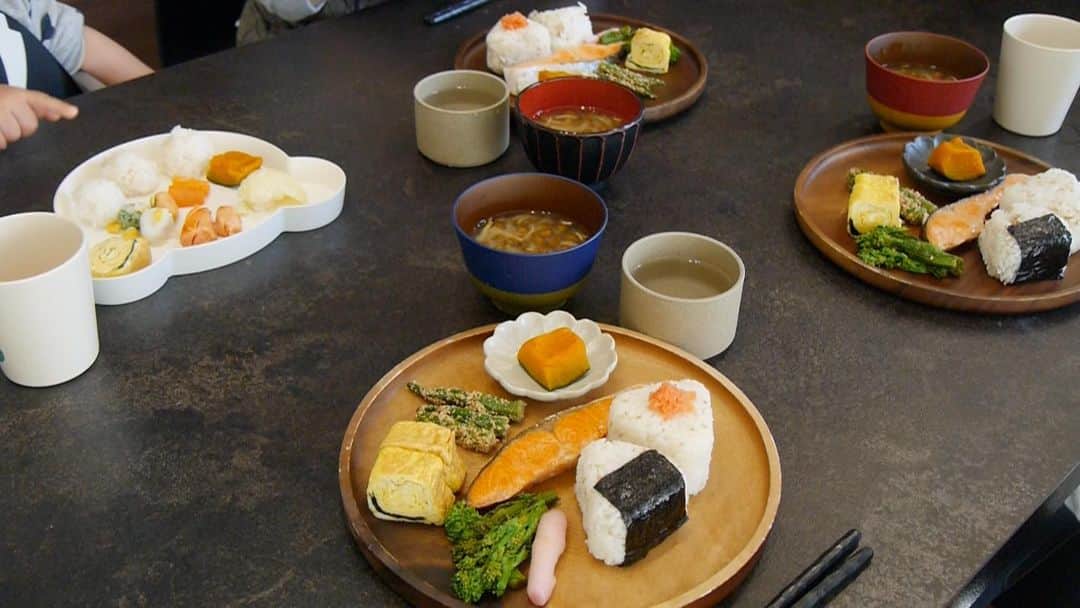 橋本奈実のインスタグラム：「今日のYouTubeは休日の朝。 和食プレート。 夫に撮影してもらいました😊✌️ 朝が弱い？旦那に塩対応？ ってコメントが目に止まります🤣🤣🤣w 寝ぼけて頭が回ってないし、少し調子も悪かった日ですが、会話していくうちに元気になっていく感じで、見ていただければと思います😂🙌 わりと、塩対応は間違いないと思います…w」