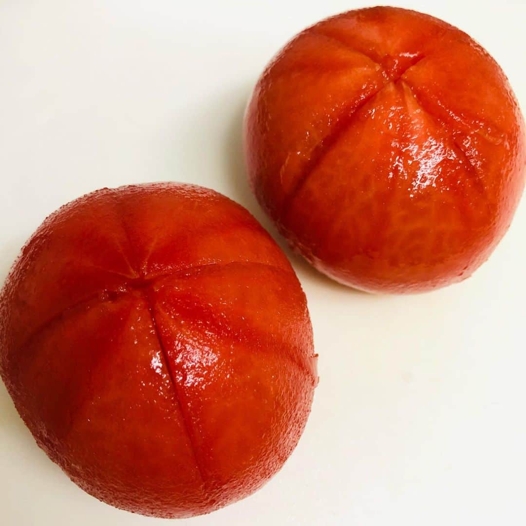 榎戸教子さんのインスタグラム写真 - (榎戸教子Instagram)「トマトの湯むき。 キーマカレーを作ります。」2月20日 20時23分 - noriko_enokido