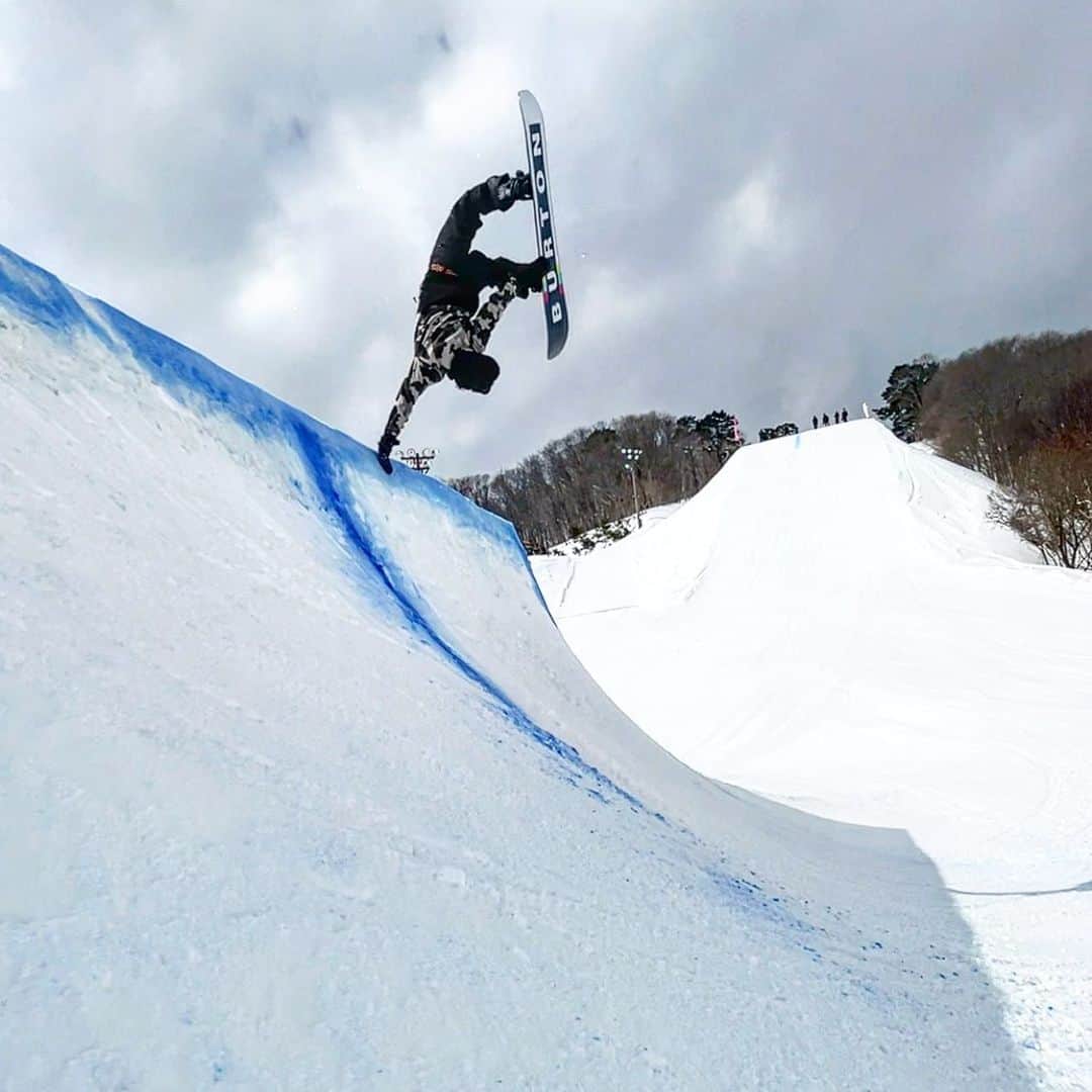 飛田流輝さんのインスタグラム写真 - (飛田流輝Instagram)「🧟‍♂️👋👋🙋‍♂️ #volcomjapan #snowboard #snowboarding #ハンドプラント  #アルツ磐梯  #星野リゾート  #altsmiyabipark」2月20日 20時24分 - rukitobita