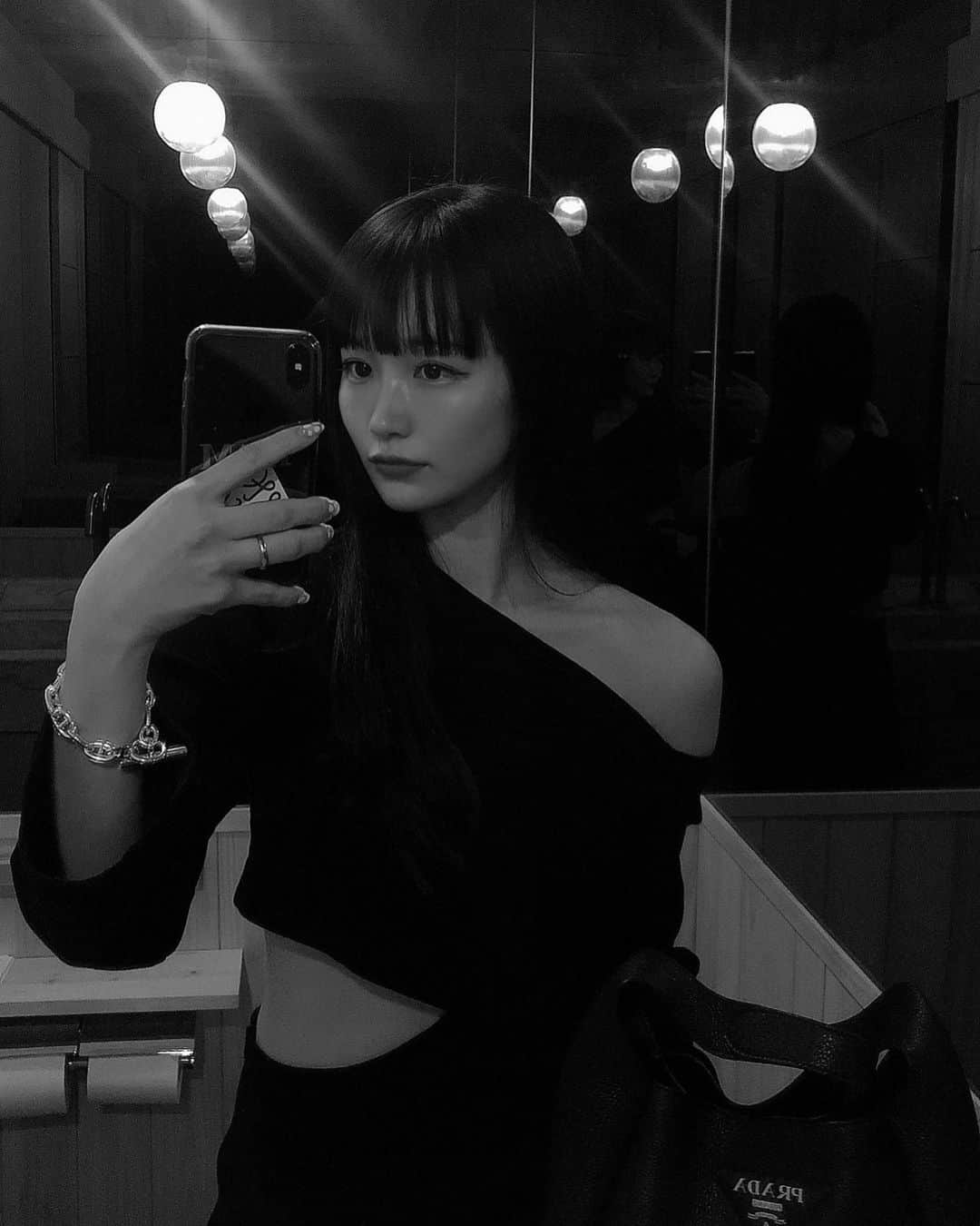 中村くるみのインスタグラム：「🖤💡」