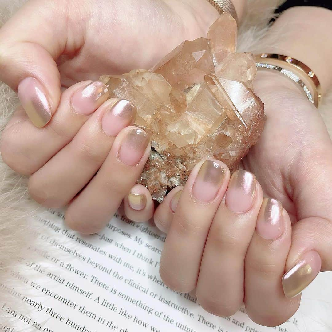 紗蘭のインスタグラム：「New Nail♥️ 前回かなりロングの派手派手にしてたので今回は短めシンプルに☺️✨ ピンクベージュのベースにピンクゴールドのミラーパウダーかけてミラーネイルのグラデーションに💅🏻💕 とってもお気に入り😊 KAIくんいつもありがとう💕 #newnail #nail #nails #naildesign #nailstagram #pinkrosewindow」