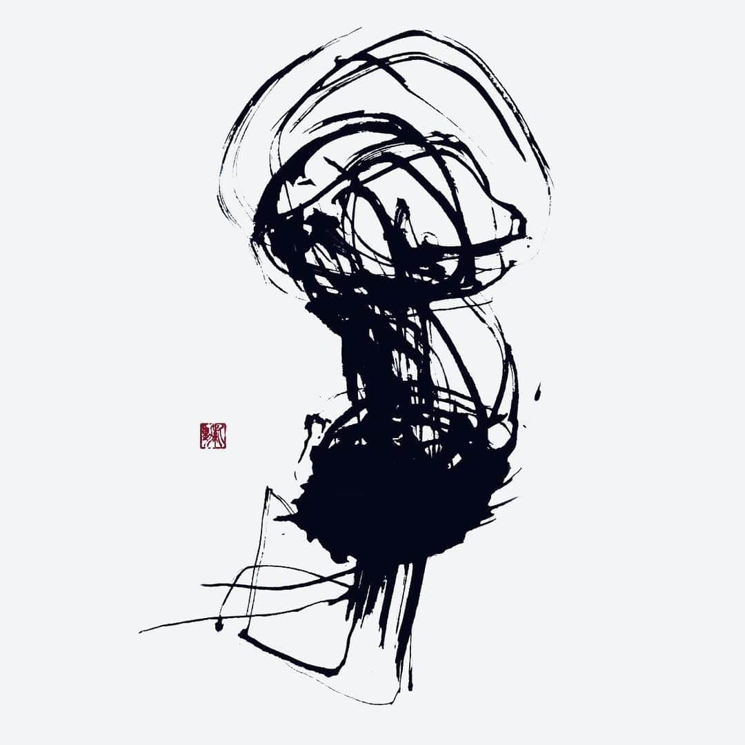 赤間紫動のインスタグラム：「.﻿ #calligraphy#calligrapher#drawing#art#artlife#artist#design#tokyo#japan#calligrafia#kaligrafi#caligrafo#blackandwhite#kanji#shodo#abstractpainting#abstractart#avantgardecalligraphy#前衛書道#墨象#白黒#书道#서예#書道#書#墨#赤間紫動#shidoakama」