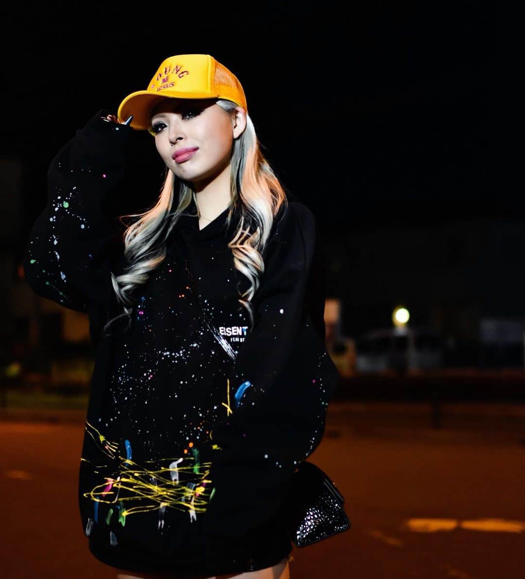 のインスタグラム：「DOPEな感じはどう？  @young_jesus_official の メッシュキャップが激かわな件。。 可愛すぎて2色GETしちゃった♡ メンズ向けだけど絶対ギャルが被ったら可愛いと思ったわけよ。 ストリートスタイルにはかなり合う。  2/23日から発売だけど @highflyer.kashiwa で先行販売しててさ 夏はこのメッシュキャップ鬼リピの可能性が高い。 形がすきなんだよね。。♡  キャップの黄色と 黄色のスプラッシュの入ったパーカーの 組み合わせがきゃわ💛  パーカーは @essentials  @theater8official  @closetbyhaji   #nuts #gal #young_jesus #essentials #ootdfashion #ootdfashion #streetfashion #ストリートファッション #メッシュキャップ #ぎゃう」