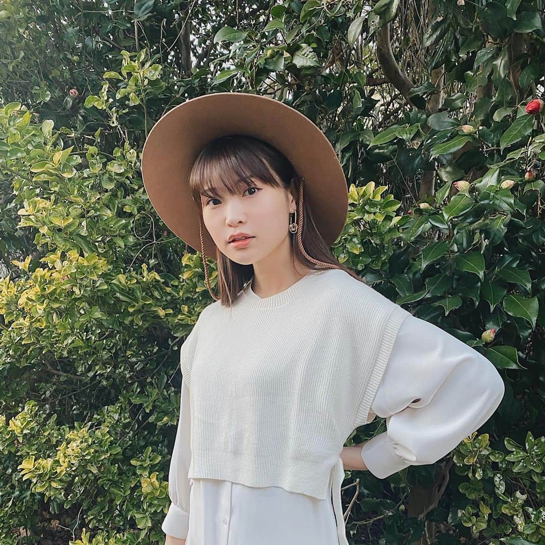 三橋栄香のインスタグラム：「COHINAのレイヤードワンピが可愛いくて早速！春コーデ🌷🌷  ニットベストがショート丈なので小柄な方でもバランス良く着れるのが嬉しいんだな〜〜🥺👏🏻  リボン結ばない方が可愛すぎなくて好みだったので垂らして着てみた🤍  今シリーズは板野友美さんがモデルをしていて155cm以下の方におすすめのブランドなので 小柄さんは是非チェックしてみて下さいねー！✨ . . . #cohina#プレゼント#小柄#低身長#レイヤード#ワンピース#ニットベスト#ハット#コーディネート#ファッション」