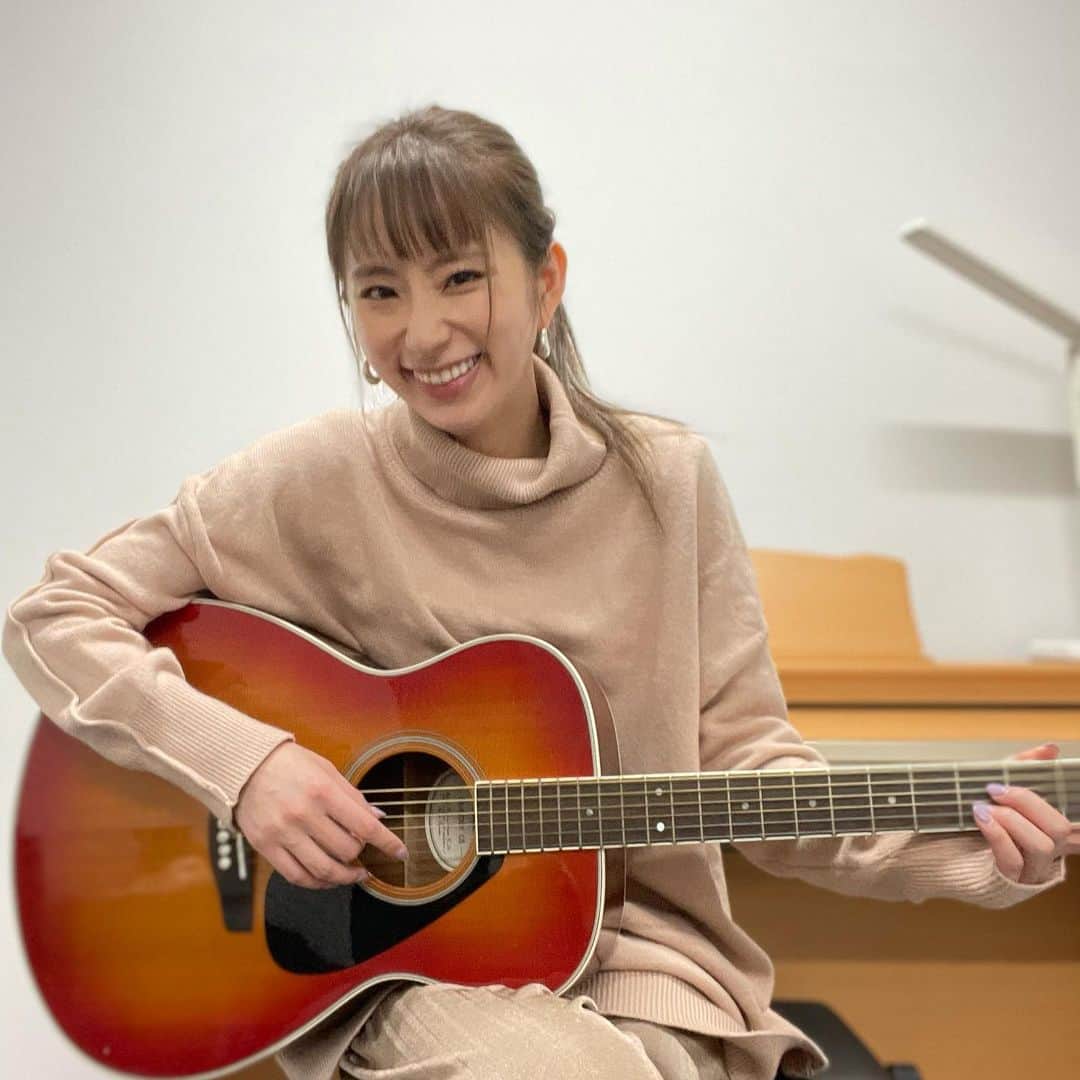 のインスタグラム：「こんばんわ^ ^ ピアノ🎹の前に座りながらギター🎸をもっていますが全く弾けないまえだゆうです✨  今日はBOXイベントでした😁 きてくれたみんなありがとう❤️ 会えるイベントはすくないですが　リモートでファンのかたと話せるいべんとがあってほんとうにしあわせだなっておもいます😊ありがとう❤️ #ポートレートでとってみた！笑」